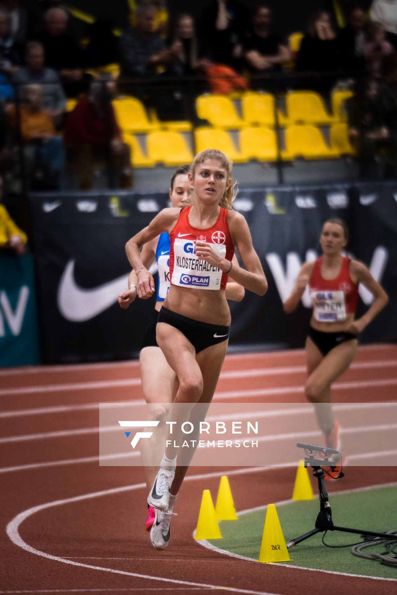 Konstanze Klosterhalfen (TSV Bayer 04 Leverkusen) ueber 3000m bei den Deutschen Leichtathletik-Hallenmeisterschaften am 18.02.2023 in der Helmut-Koernig-Halle in Dortmund