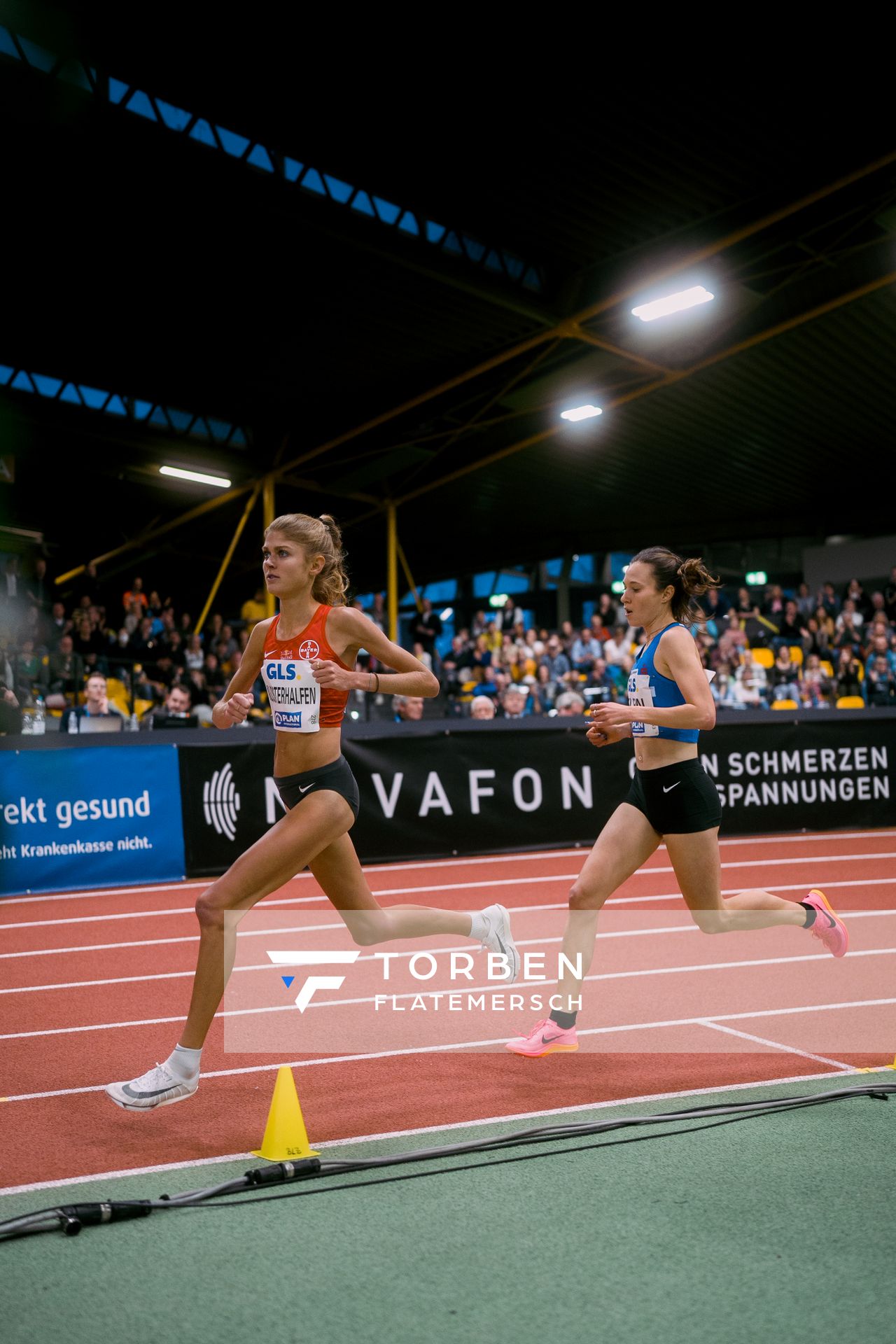 Konstanze Klosterhalfen (TSV Bayer 04 Leverkusen), Hanna Klein (LAV Stadtwerke Tuebingen) bei den Deutschen Leichtathletik-Hallenmeisterschaften am 18.02.2023 in der Helmut-Koernig-Halle in Dortmund