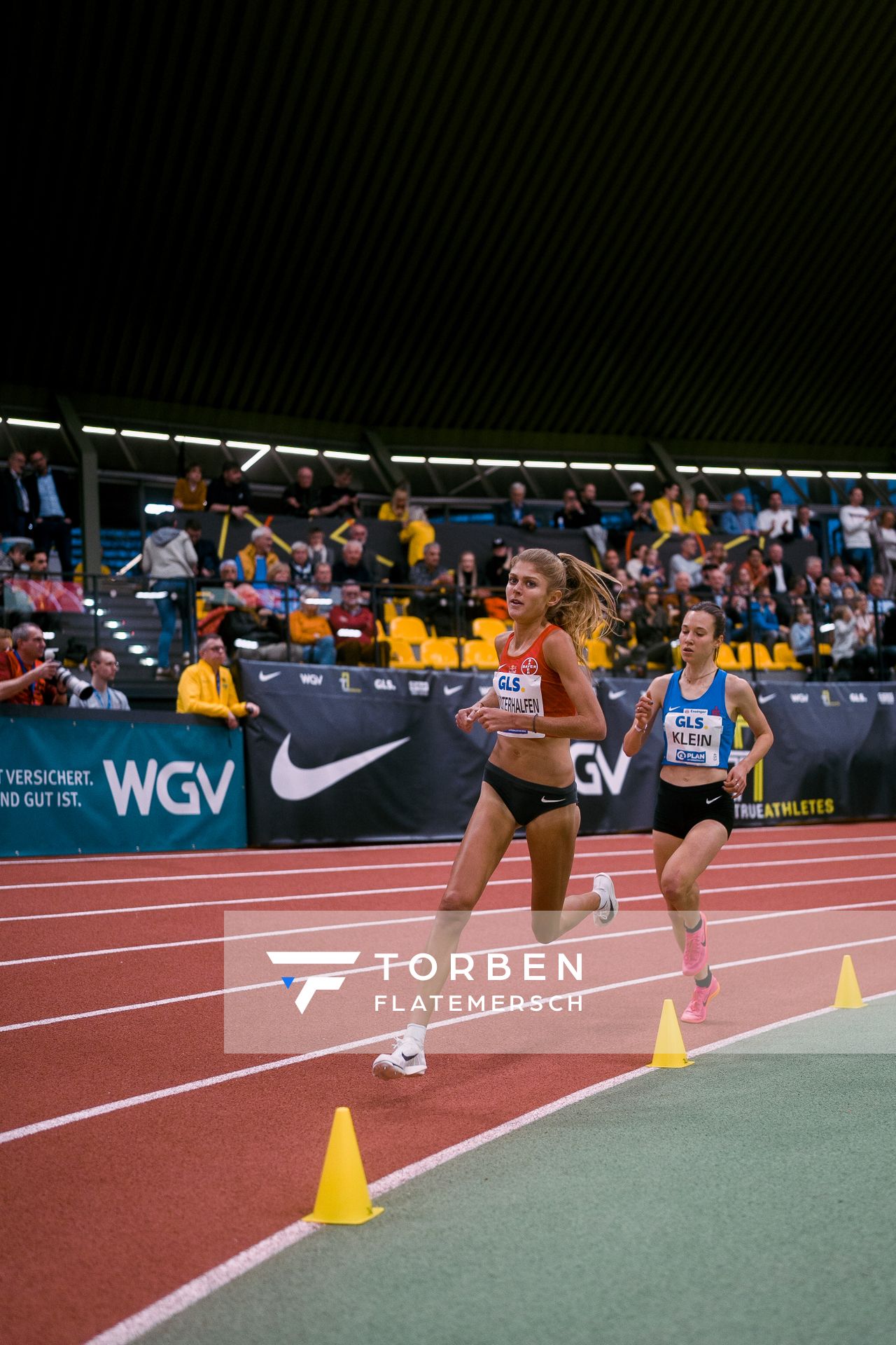 Konstanze Klosterhalfen (TSV Bayer 04 Leverkusen), Hanna Klein (LAV Stadtwerke Tuebingen) ueber 3000m bei den Deutschen Leichtathletik-Hallenmeisterschaften am 18.02.2023 in der Helmut-Koernig-Halle in Dortmund