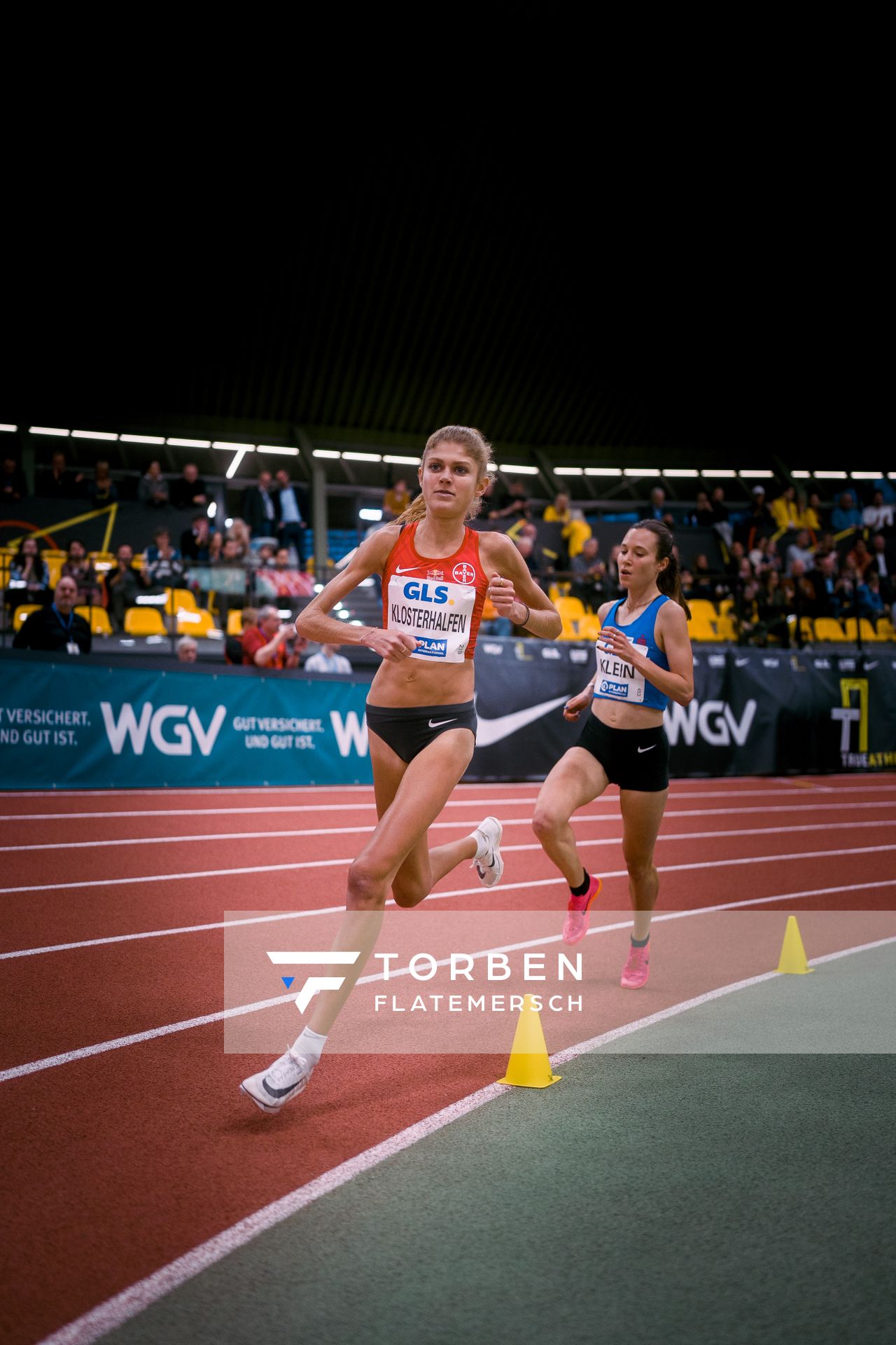 Konstanze Klosterhalfen (TSV Bayer 04 Leverkusen), Hanna Klein (LAV Stadtwerke Tuebingen) ueber 3000m bei den Deutschen Leichtathletik-Hallenmeisterschaften am 18.02.2023 in der Helmut-Koernig-Halle in Dortmund