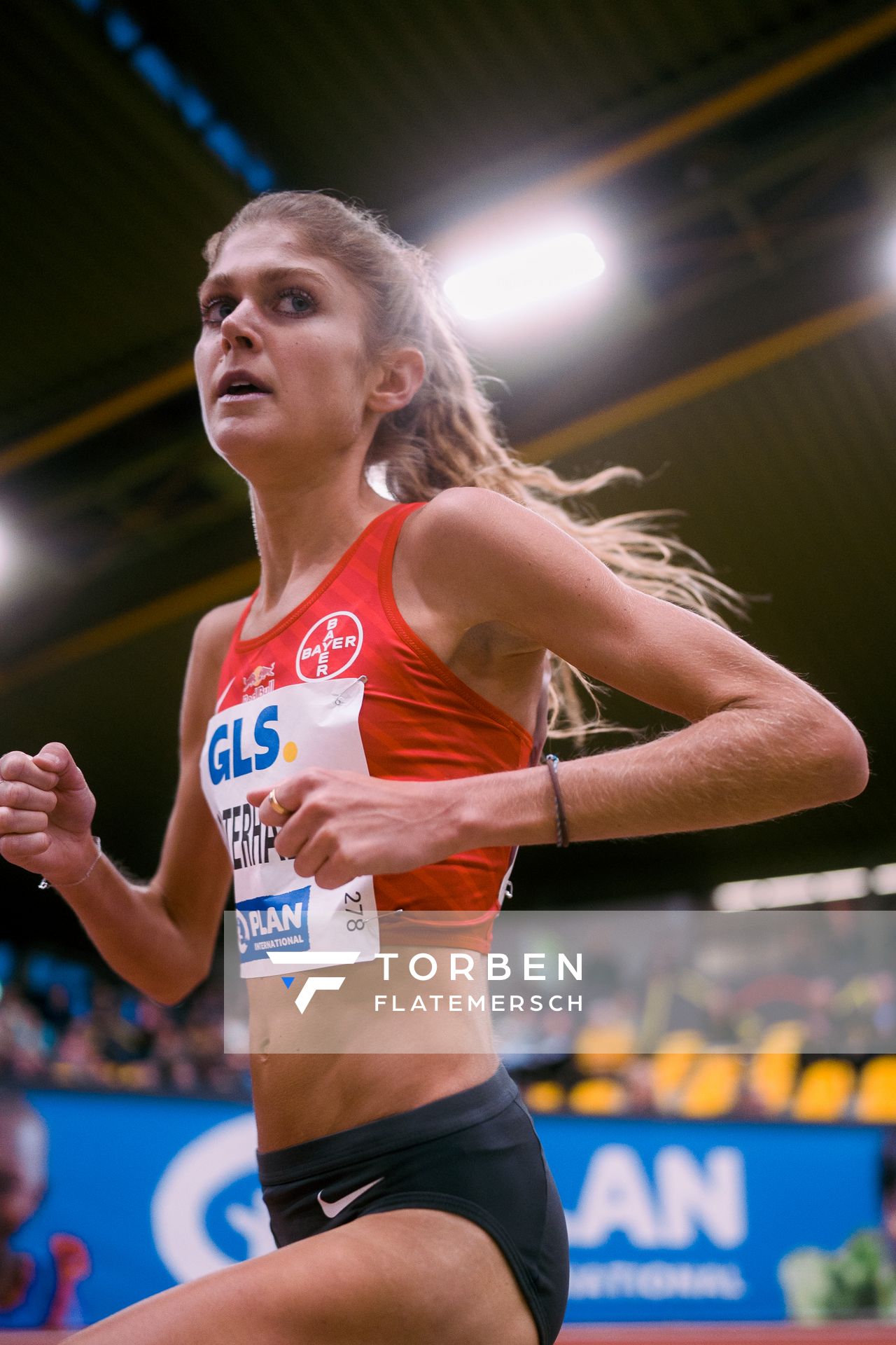 Konstanze Klosterhalfen (TSV Bayer 04 Leverkusen) ueber 3000m bei den Deutschen Leichtathletik-Hallenmeisterschaften am 18.02.2023 in der Helmut-Koernig-Halle in Dortmund