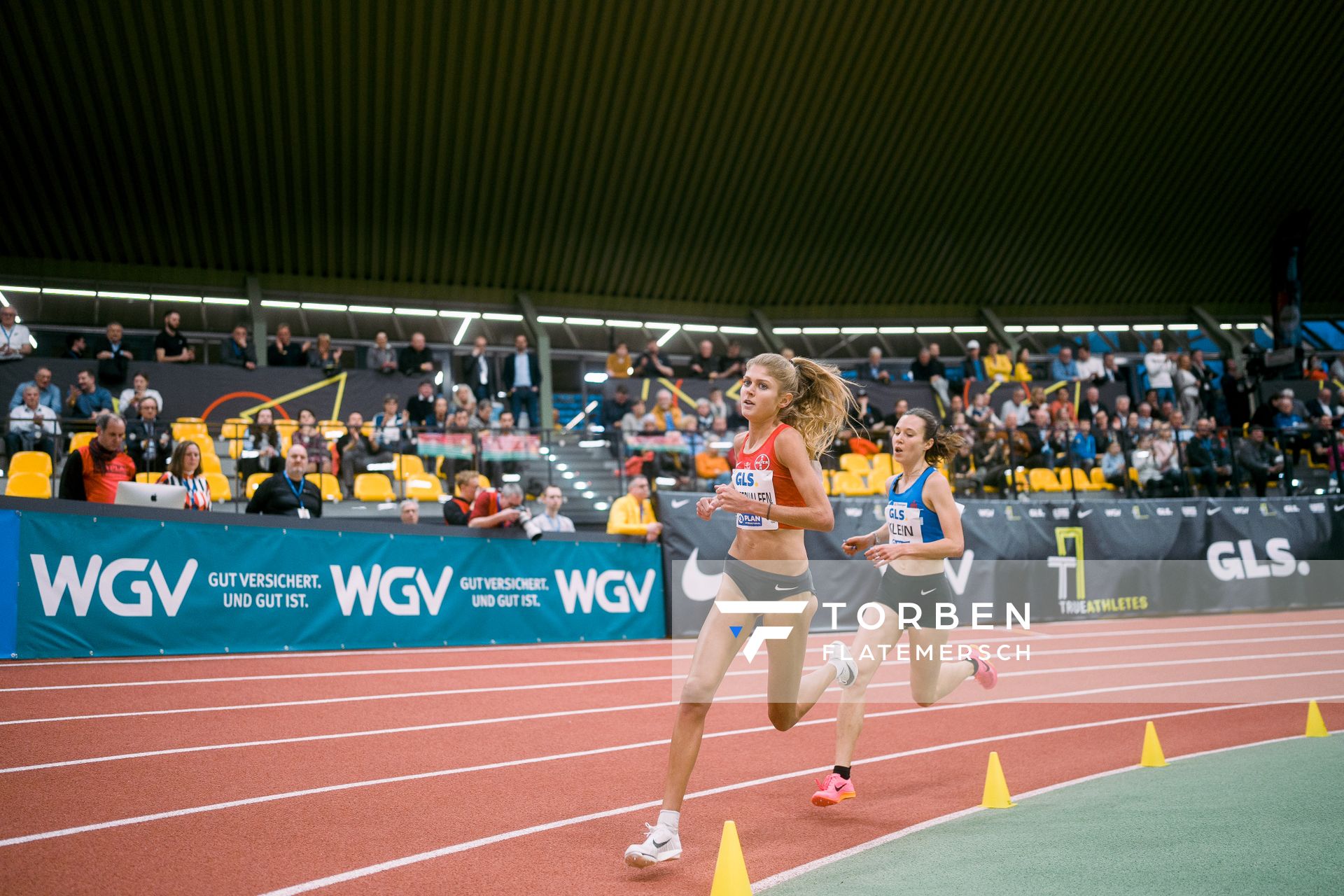 Konstanze Klosterhalfen (TSV Bayer 04 Leverkusen), Hanna Klein (LAV Stadtwerke Tuebingen) ueber 3000m bei den Deutschen Leichtathletik-Hallenmeisterschaften am 18.02.2023 in der Helmut-Koernig-Halle in Dortmund