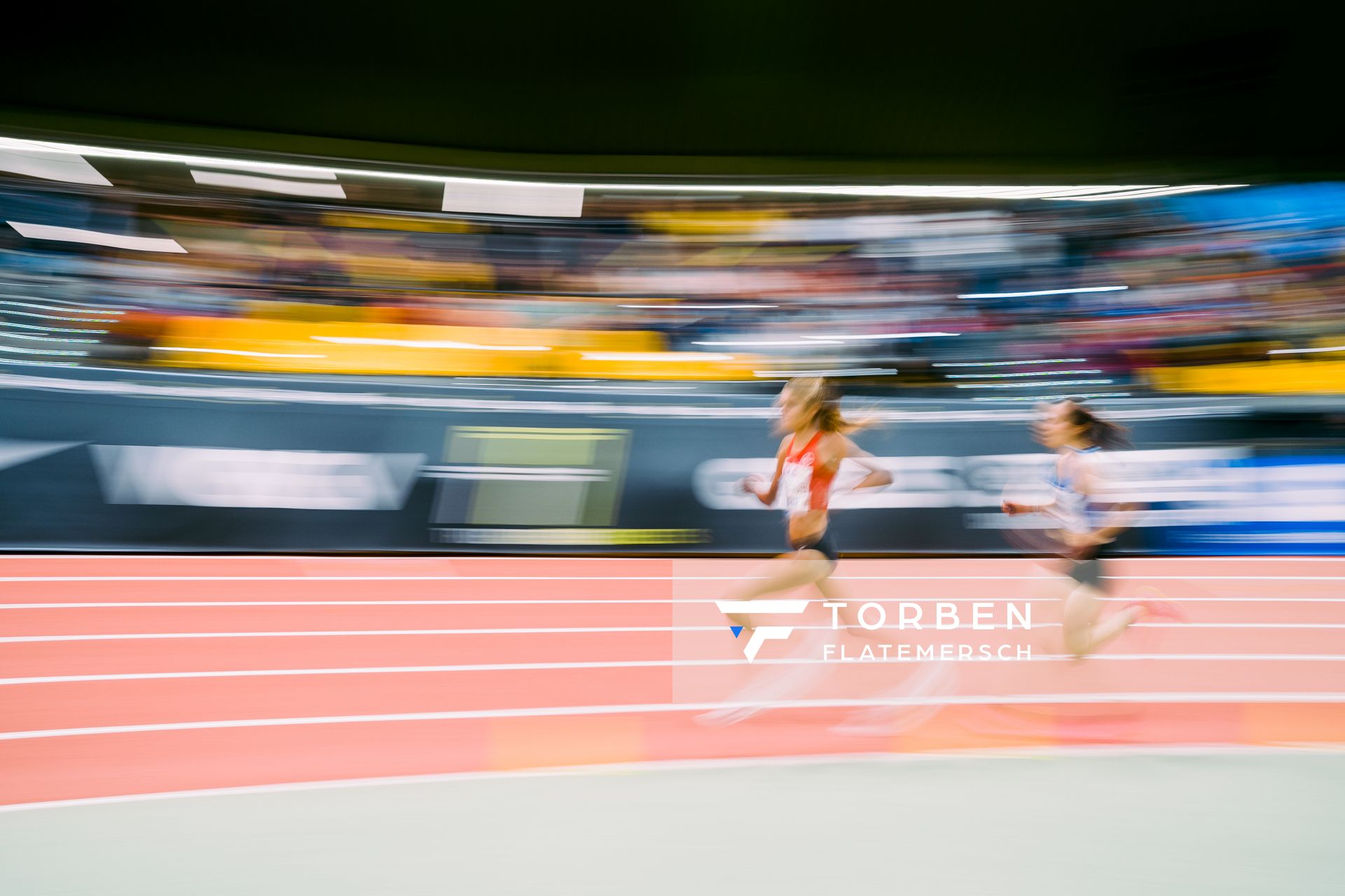 Konstanze Klosterhalfen (TSV Bayer 04 Leverkusen), Hanna Klein (LAV Stadtwerke Tuebingen) ueber 3000m bei den Deutschen Leichtathletik-Hallenmeisterschaften am 18.02.2023 in der Helmut-Koernig-Halle in Dortmund