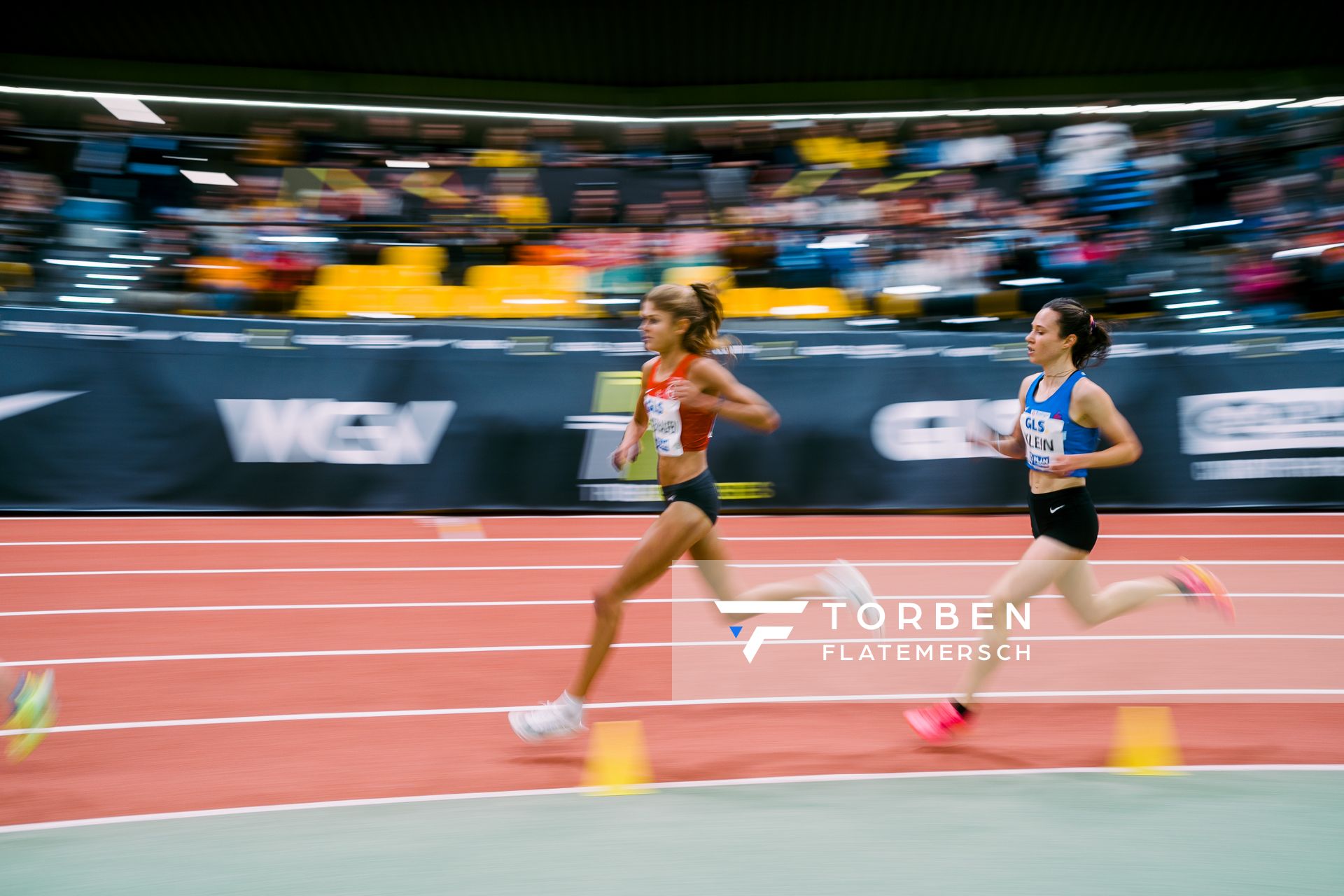 Konstanze Klosterhalfen (TSV Bayer 04 Leverkusen), Hanna Klein (LAV Stadtwerke Tuebingen) bei den Deutschen Leichtathletik-Hallenmeisterschaften am 18.02.2023 in der Helmut-Koernig-Halle in Dortmund