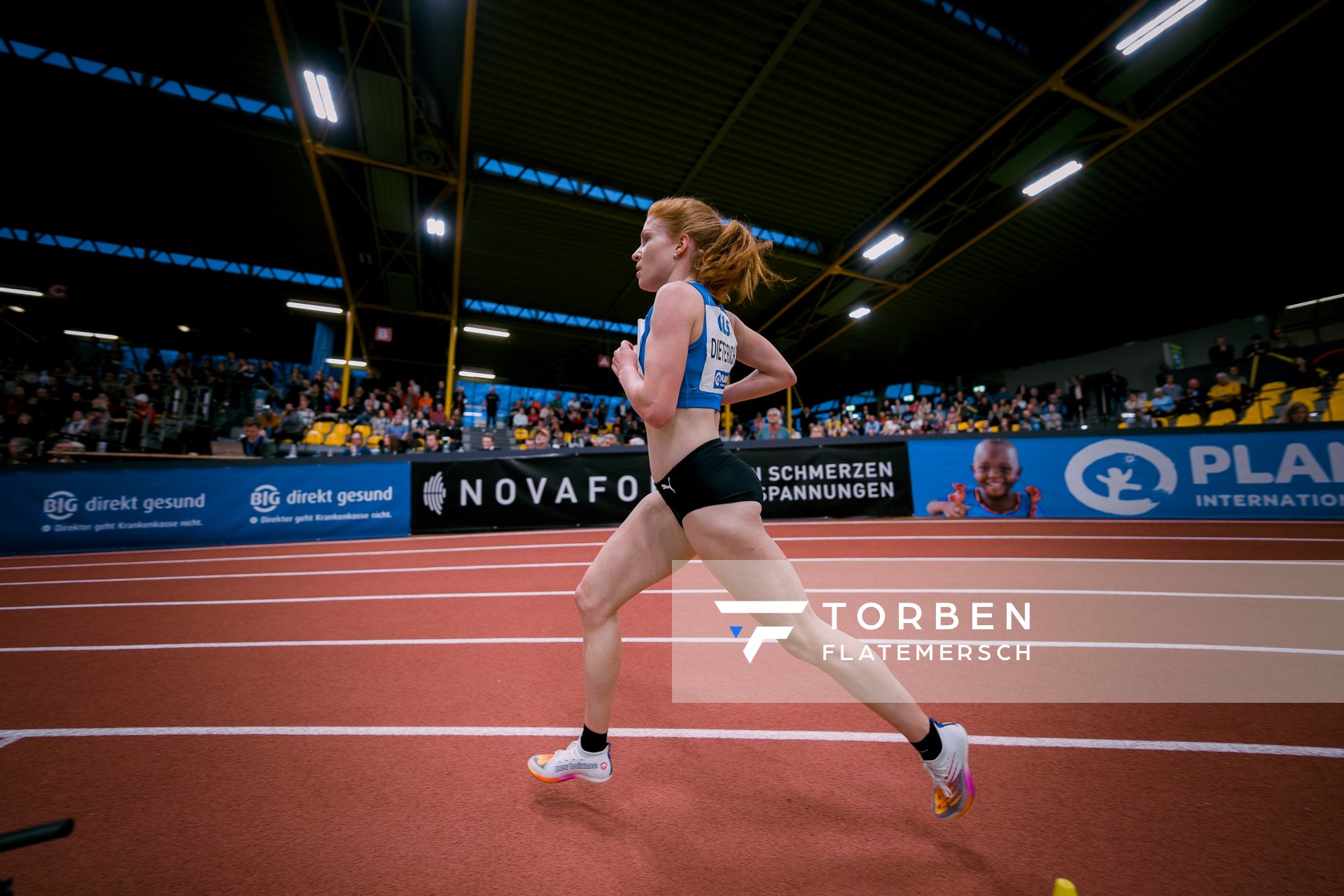 Eva Dieterich (LAV Stadtwerke Tuebingen) ueber 3000 m bei den Deutschen Leichtathletik-Hallenmeisterschaften am 18.02.2023 in der Helmut-Koernig-Halle in Dortmund