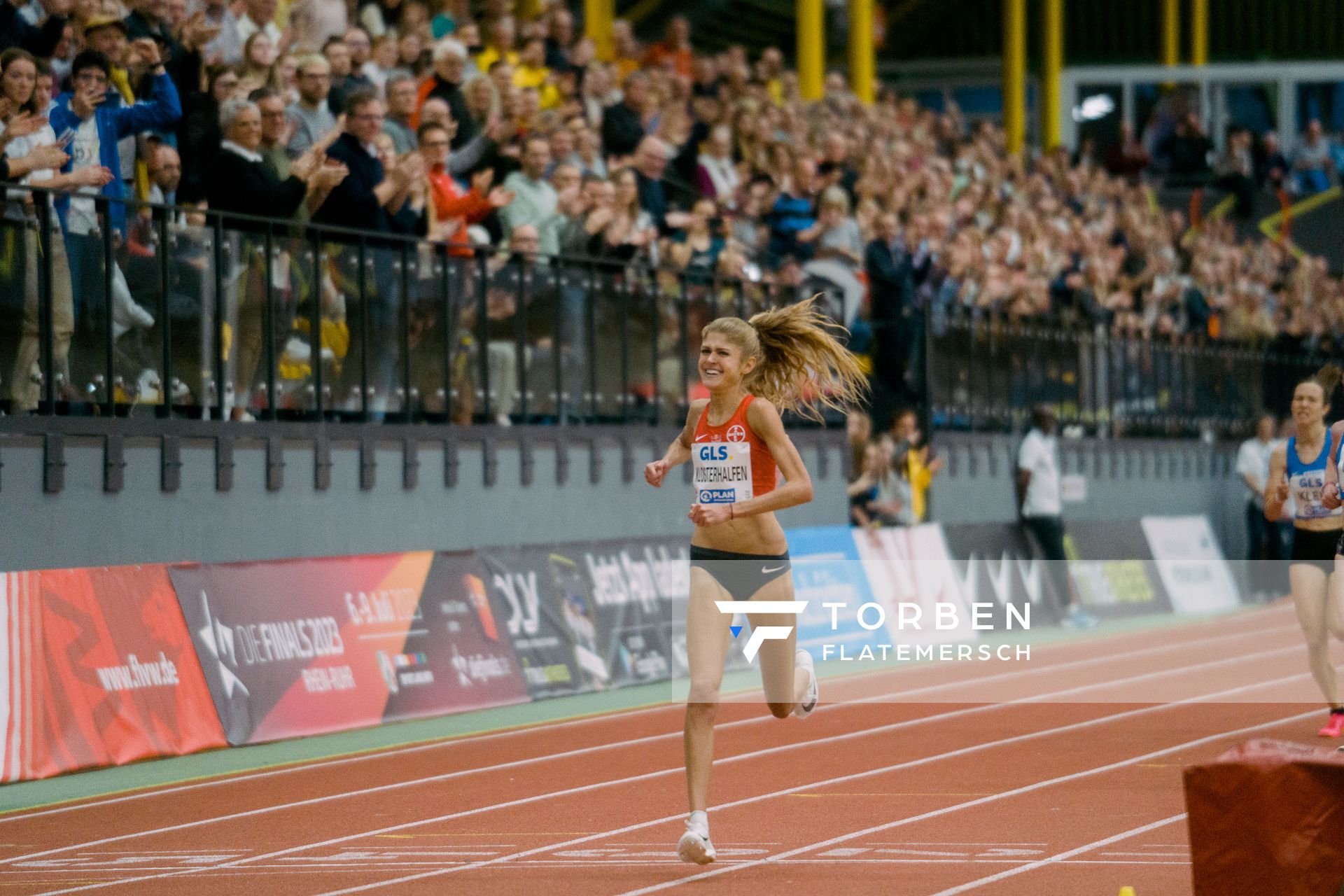 Konstanze Klosterhalfen (TSV Bayer 04 Leverkusen) ueber 3000m bei den Deutschen Leichtathletik-Hallenmeisterschaften am 18.02.2023 in der Helmut-Koernig-Halle in Dortmund