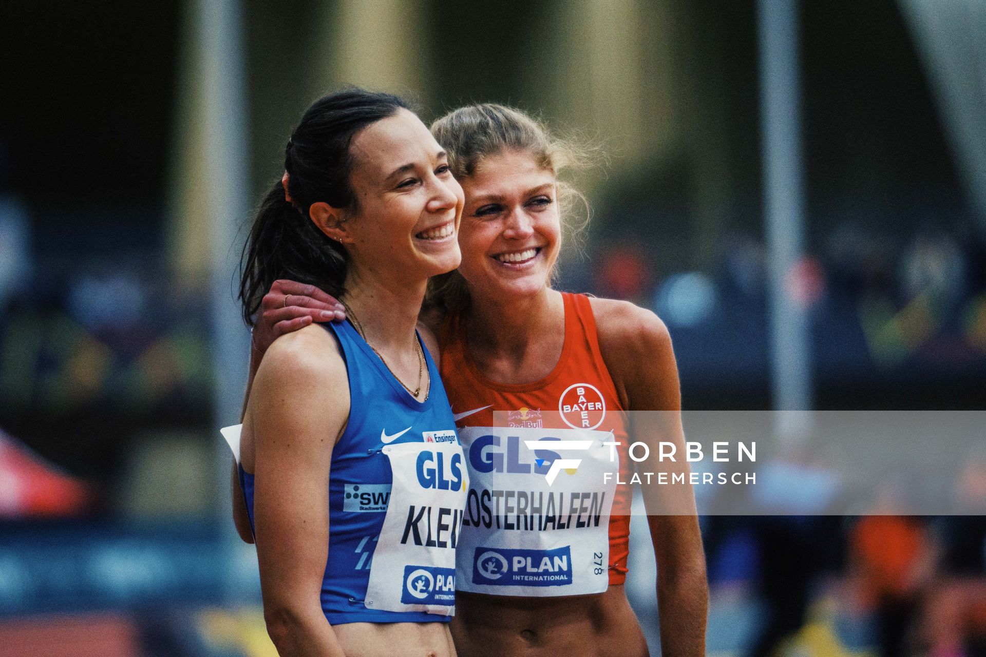 Hanna Klein (LAV Stadtwerke Tuebingen), Konstanze Klosterhalfen (TSV Bayer 04 Leverkusen), bei den Deutschen Leichtathletik-Hallenmeisterschaften am 18.02.2023 in der Helmut-Koernig-Halle in Dortmund