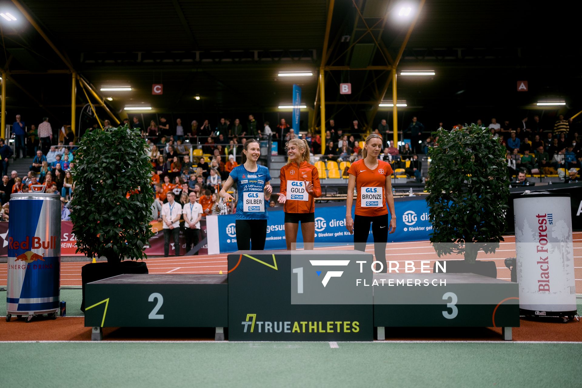 Hanna Klein (LAV Stadtwerke Tuebingen), Konstanze Klosterhalfen (TSV Bayer 04 Leverkusen), Lea Meyer (TSV Bayer 04 Leverkusen) bei den Deutschen Leichtathletik-Hallenmeisterschaften am 18.02.2023 in der Helmut-Koernig-Halle in Dortmund