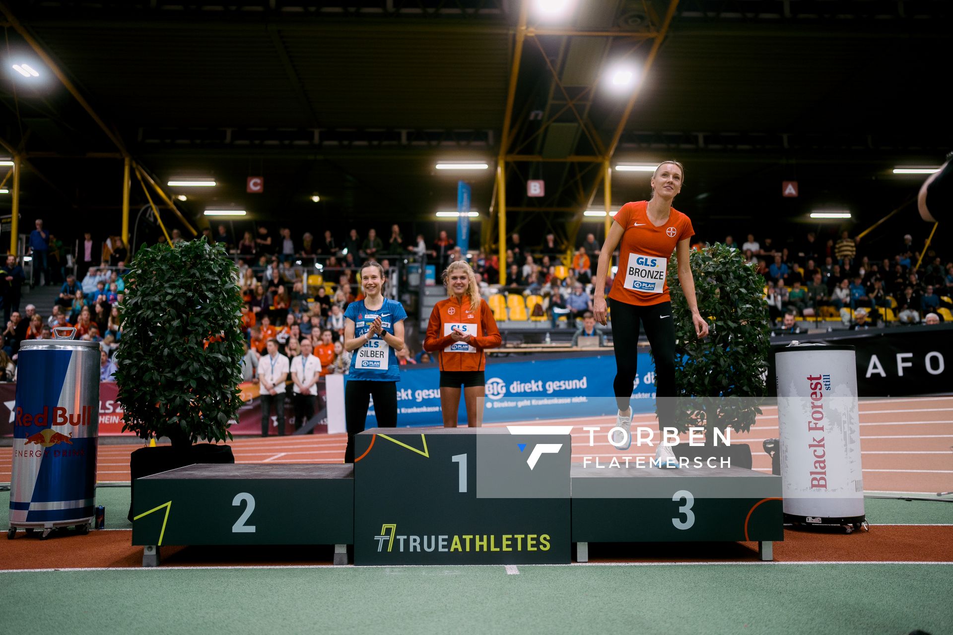 Hanna Klein (LAV Stadtwerke Tuebingen), Konstanze Klosterhalfen (TSV Bayer 04 Leverkusen), Lea Meyer (TSV Bayer 04 Leverkusen) bei den Deutschen Leichtathletik-Hallenmeisterschaften am 18.02.2023 in der Helmut-Koernig-Halle in Dortmund