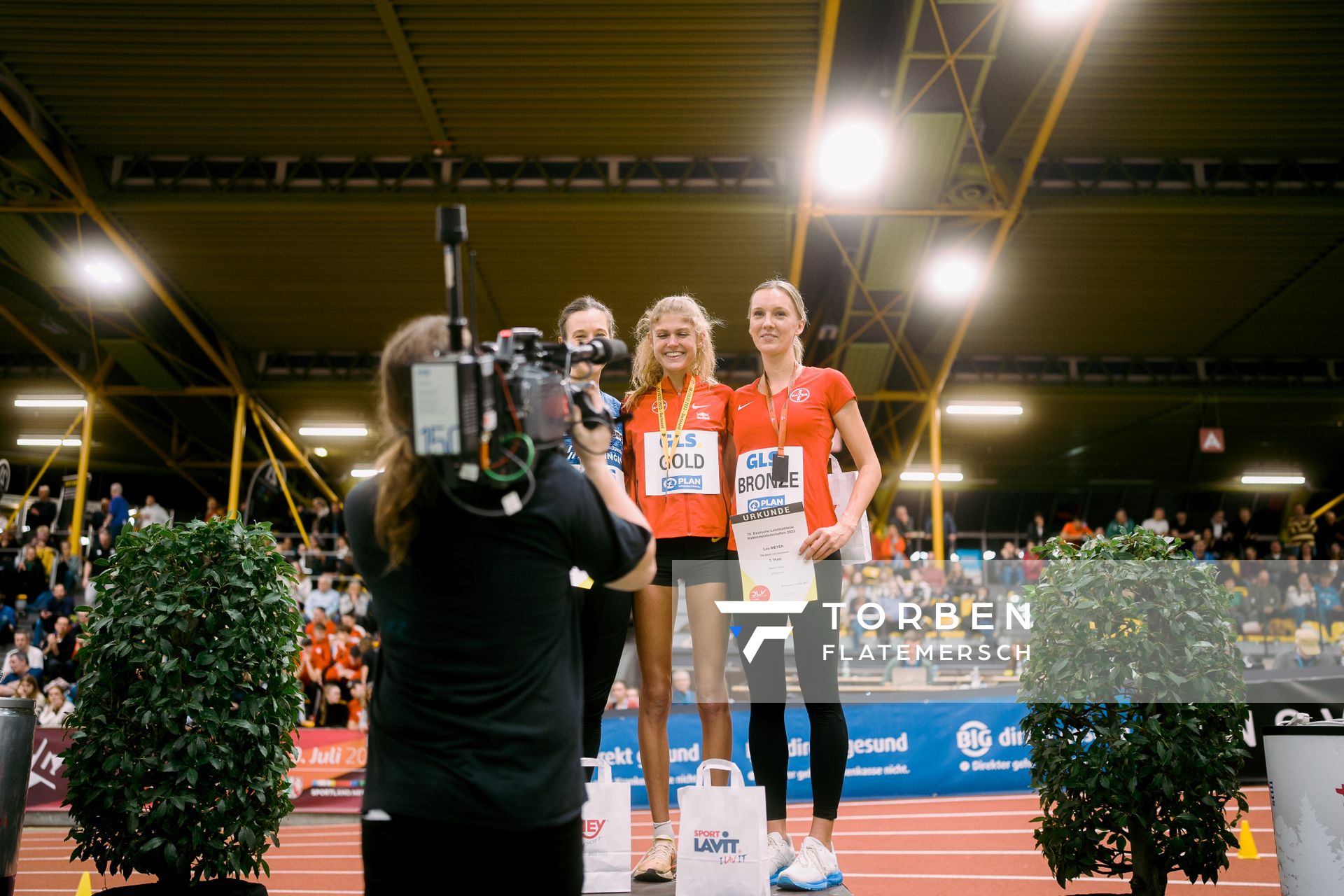 Hanna Klein (LAV Stadtwerke Tuebingen), Konstanze Klosterhalfen (TSV Bayer 04 Leverkusen), Lea Meyer (TSV Bayer 04 Leverkusen) bei den Deutschen Leichtathletik-Hallenmeisterschaften am 18.02.2023 in der Helmut-Koernig-Halle in Dortmund