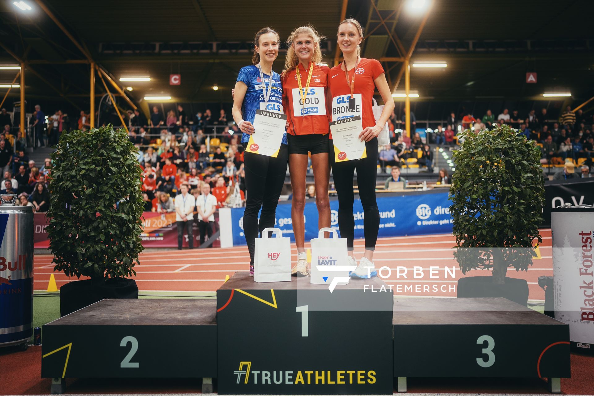 Hanna Klein (LAV Stadtwerke Tuebingen), Konstanze Klosterhalfen (TSV Bayer 04 Leverkusen), Lea Meyer (TSV Bayer 04 Leverkusen) bei den Deutschen Leichtathletik-Hallenmeisterschaften am 18.02.2023 in der Helmut-Koernig-Halle in Dortmund