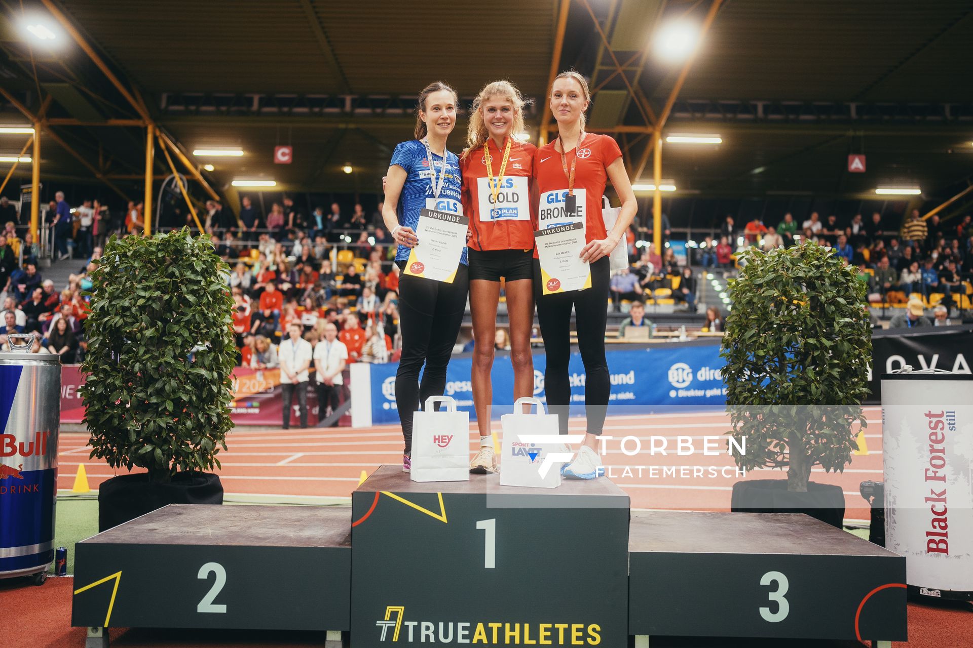 Hanna Klein (LAV Stadtwerke Tuebingen), Konstanze Klosterhalfen (TSV Bayer 04 Leverkusen), Lea Meyer (TSV Bayer 04 Leverkusen) bei den Deutschen Leichtathletik-Hallenmeisterschaften am 18.02.2023 in der Helmut-Koernig-Halle in Dortmund