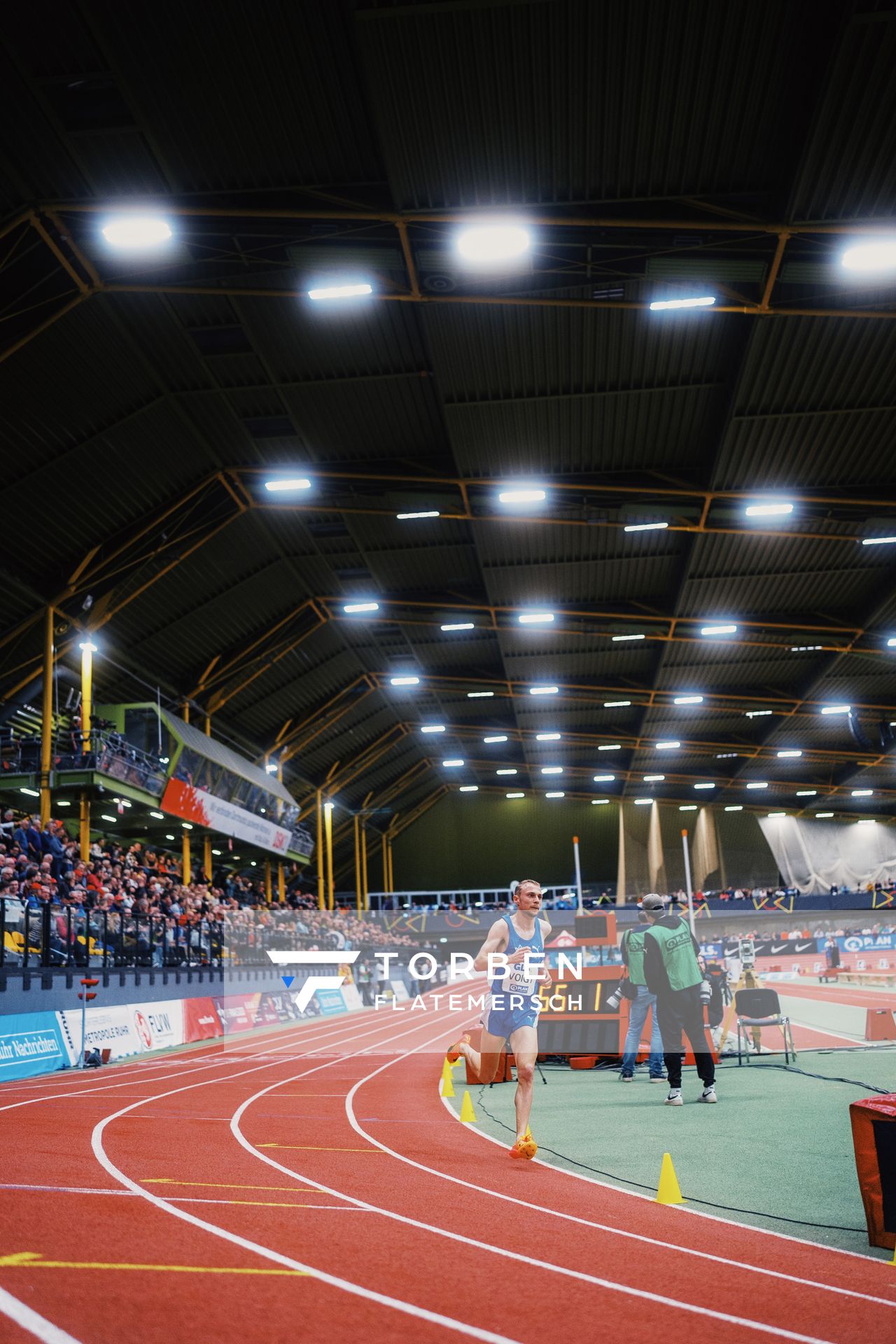 Nils Voigt (TV Wattenscheid 01) ueber 3000m bei den Deutschen Leichtathletik-Hallenmeisterschaften am 18.02.2023 in der Helmut-Koernig-Halle in Dortmund