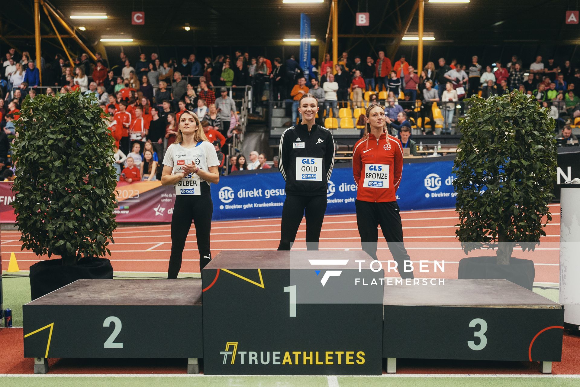 Siegerehrung mit Maria Purtsa (LAC Erdgas Chemnitz), Kira Wittmann (LG Goettingen) und Kristin Gierisch (TSV Bayer 04 Leverkusen)  bei den Deutschen Leichtathletik-Hallenmeisterschaften am 18.02.2023 in der Helmut-Koernig-Halle in Dortmund