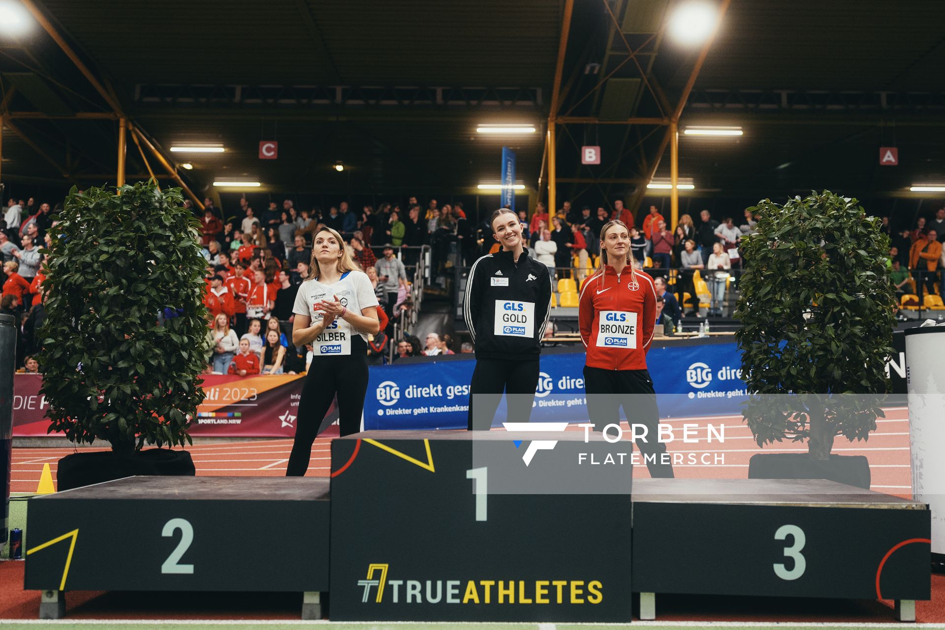 Maria Purtsa (LAC Erdgas Chemnitz), Kira Wittmann (LG Goettingen), Kristin Gierisch (TSV Bayer 04 Leverkusen) bei den Deutschen Leichtathletik-Hallenmeisterschaften am 18.02.2023 in der Helmut-Koernig-Halle in Dortmund