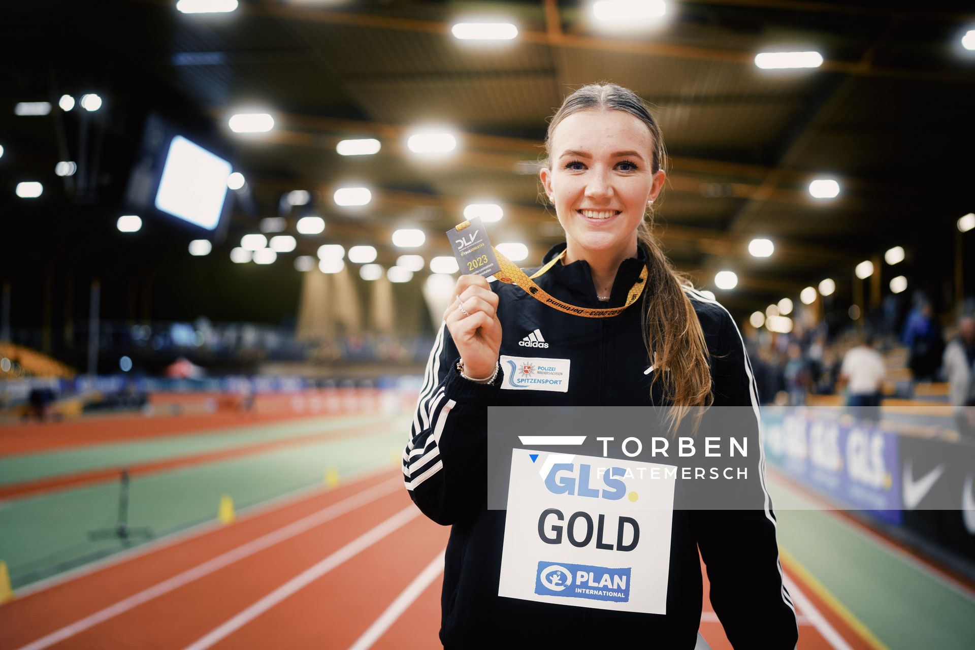 Kira Wittmann (LG Goettingen) mit der Goldmedaille bei den Deutschen Leichtathletik-Hallenmeisterschaften am 18.02.2023 in der Helmut-Koernig-Halle in Dortmund