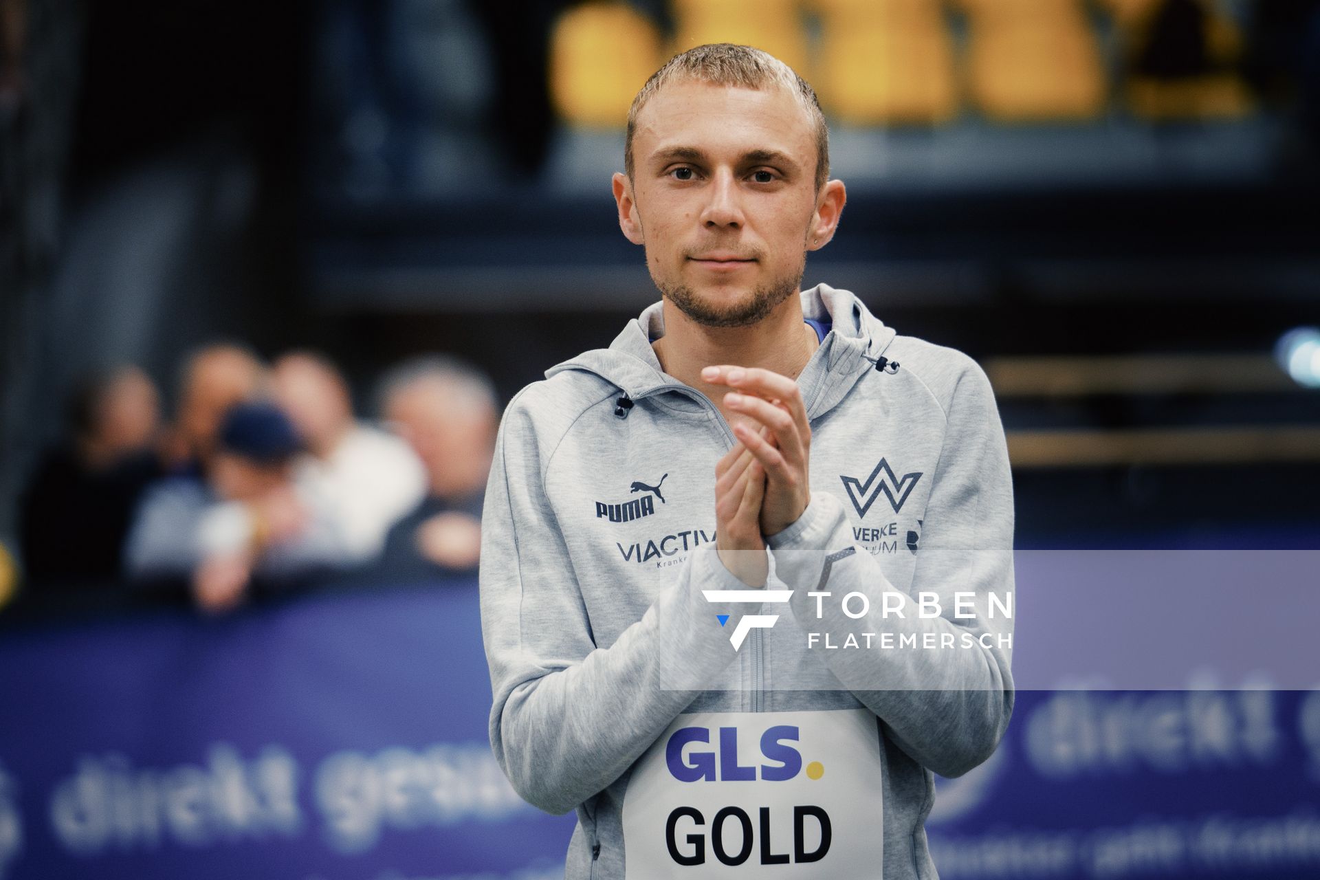 Nils Voigt (TV Wattenscheid 01) gewinnt Gold ueber 3000m bei den Deutschen Leichtathletik-Hallenmeisterschaften am 18.02.2023 in der Helmut-Koernig-Halle in Dortmund