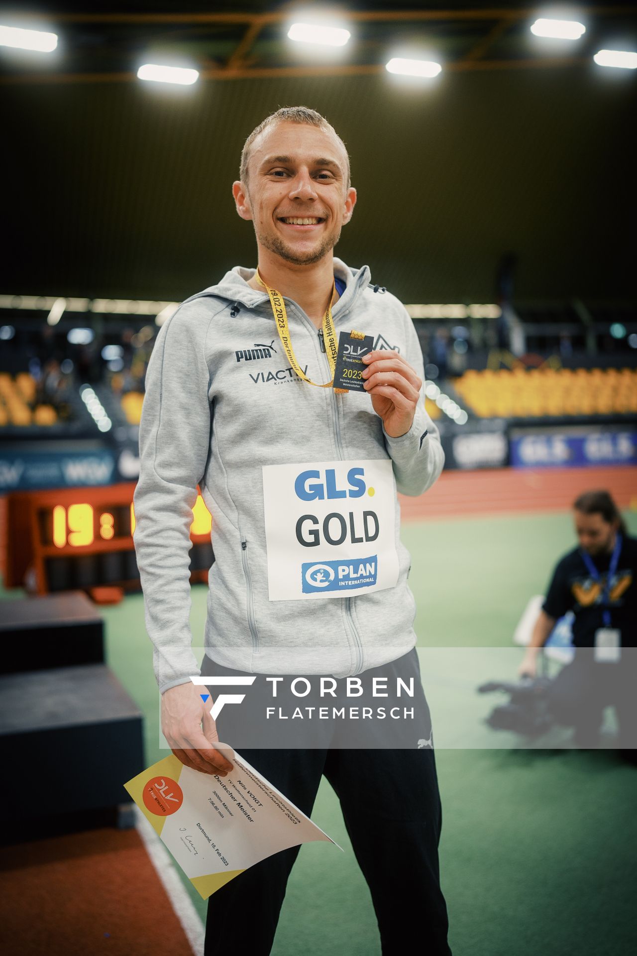 Nils Voigt (TV Wattenscheid 01) gewinnt Gold ueber 3000m bei den Deutschen Leichtathletik-Hallenmeisterschaften am 18.02.2023 in der Helmut-Koernig-Halle in Dortmund