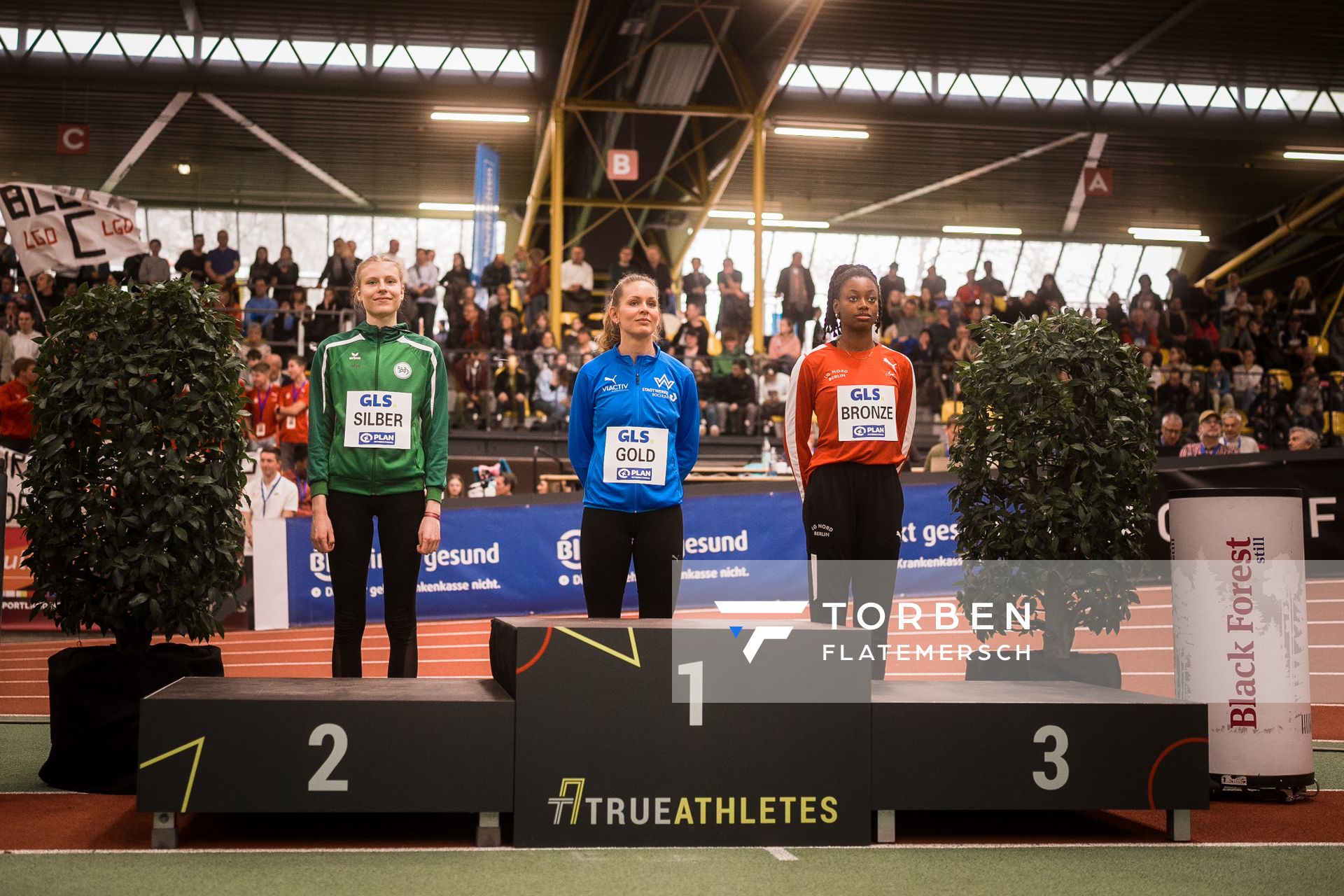 Johanna Goering (SV Salamander Kornwestheim), Christina Honsel (TV Wattenscheid 01), Blessing Enatoh (LG Nord Berlin) bei den Deutschen Leichtathletik-Hallenmeisterschaften am 19.02.2023 in der Helmut-Koernig-Halle in Dortmund