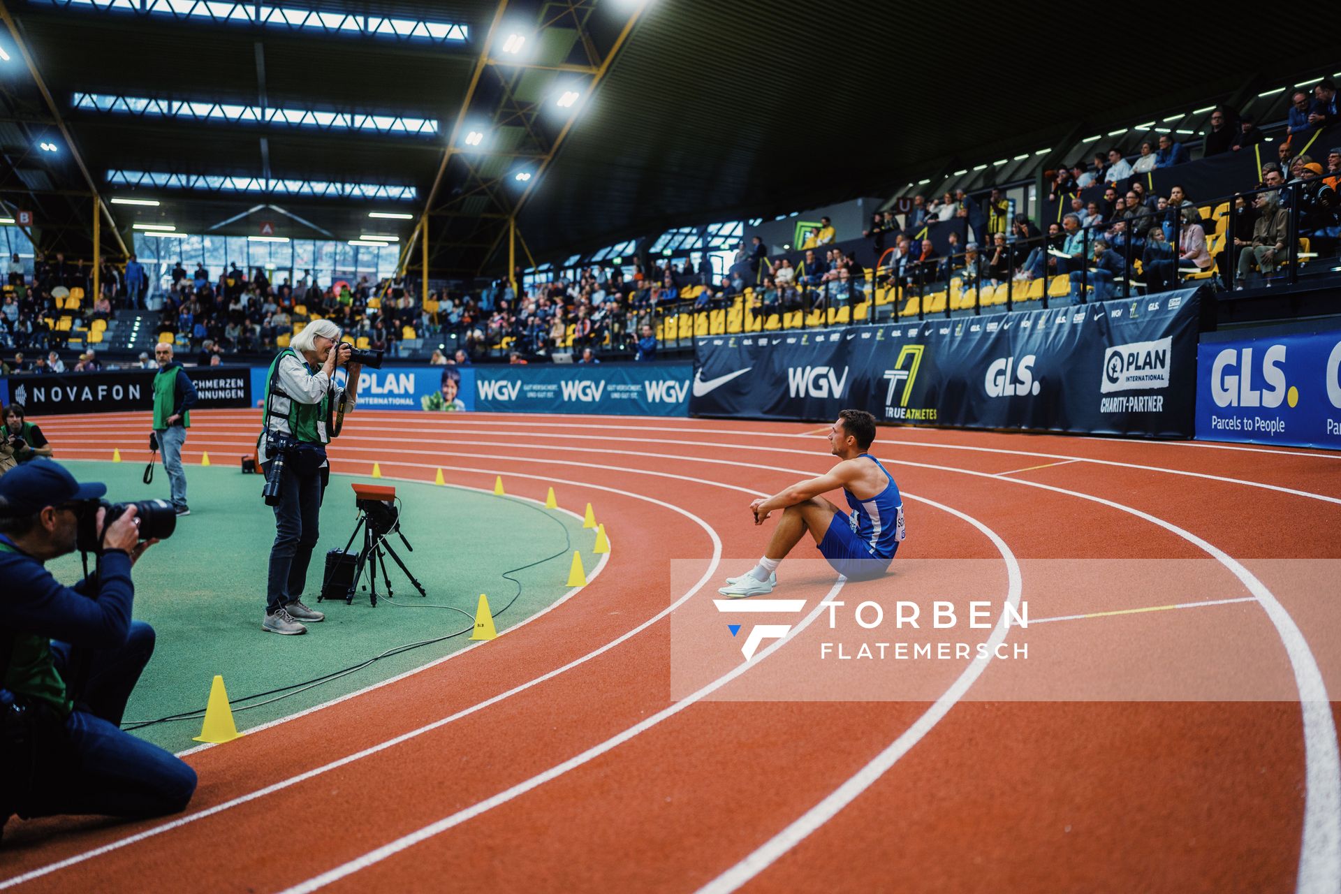 Iris Hensel fotografiert Marvin Schlegel (LAC Erdgas Chemnitz) nach dem 400 m Finale bei den Deutschen Leichtathletik-Hallenmeisterschaften am 19.02.2023 in der Helmut-Koernig-Halle in Dortmund