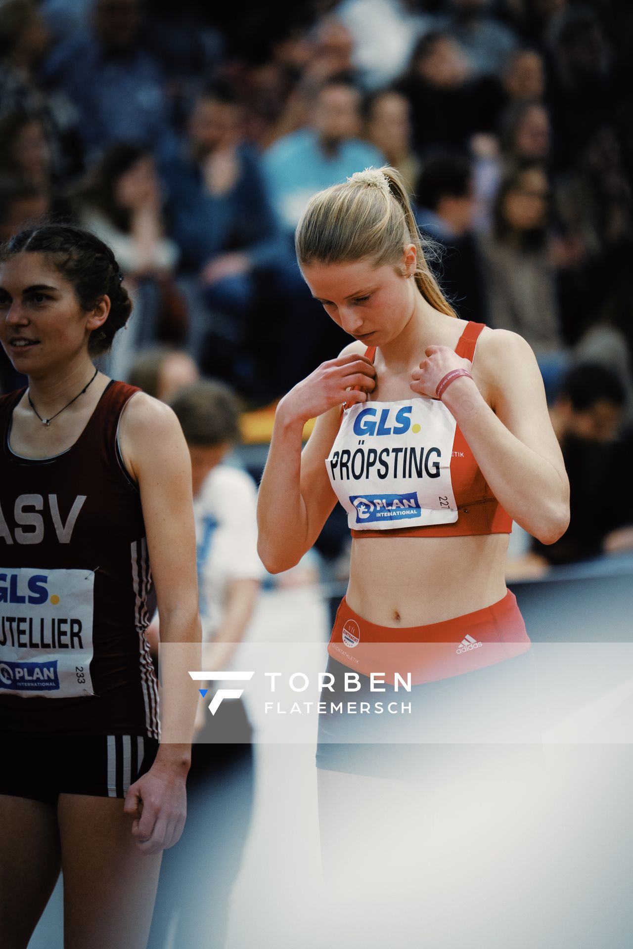 Marie Proepsting (VfL Eintracht Hannover) im 1500m Halbfinale bei den Deutschen Leichtathletik-Hallenmeisterschaften am 18.02.2023 in der Helmut-Koernig-Halle in Dortmund