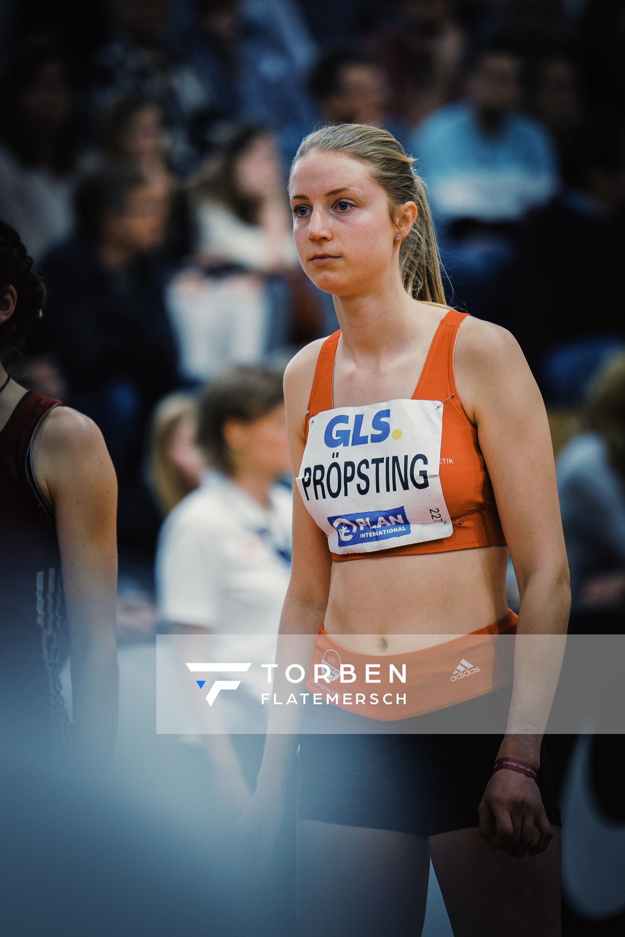 Marie Proepsting (VfL Eintracht Hannover) im 1500m Halbfinale bei den Deutschen Leichtathletik-Hallenmeisterschaften am 18.02.2023 in der Helmut-Koernig-Halle in Dortmund