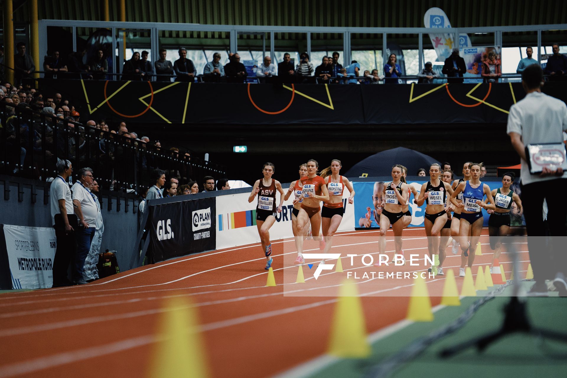 1500m Finale mit Vera Coutellier (ASV Koeln), Caterina Granz (LG Nord Berlin), Marie Proepsting (VfL Eintracht Hannover), Katharina Trost (LG Stadtwerke Muenchen), Nele Weßel (Eintracht Frankfurt e.V.), Verena Meisl (TV Wattenscheid 01) bei den Deutschen Leichtathletik-Hallenmeisterschaften am 18.02.2023 in der Helmut-Koernig-Halle in Dortmund