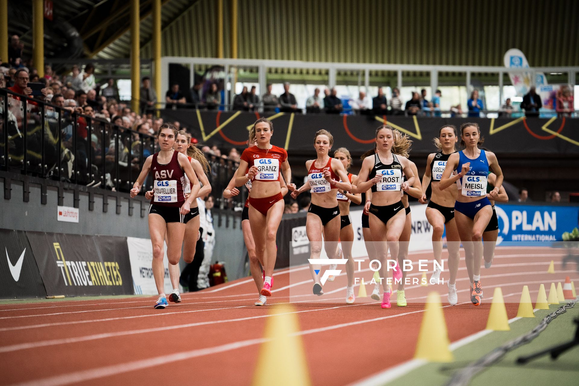 Vera Coutellier (ASV Koeln), Caterina Granz (LG Nord Berlin), Kerstin Kalthoff Schulze (LG Brillux Muenster), Katharina Trost (LG Stadtwerke Muenchen), Luna Udelhoven (Berlin Track Club), Verena Meisl (TV Wattenscheid 01) bei den Deutschen Leichtathletik-Hallenmeisterschaften am 19.02.2023 in der Helmut-Koernig-Halle in Dortmund