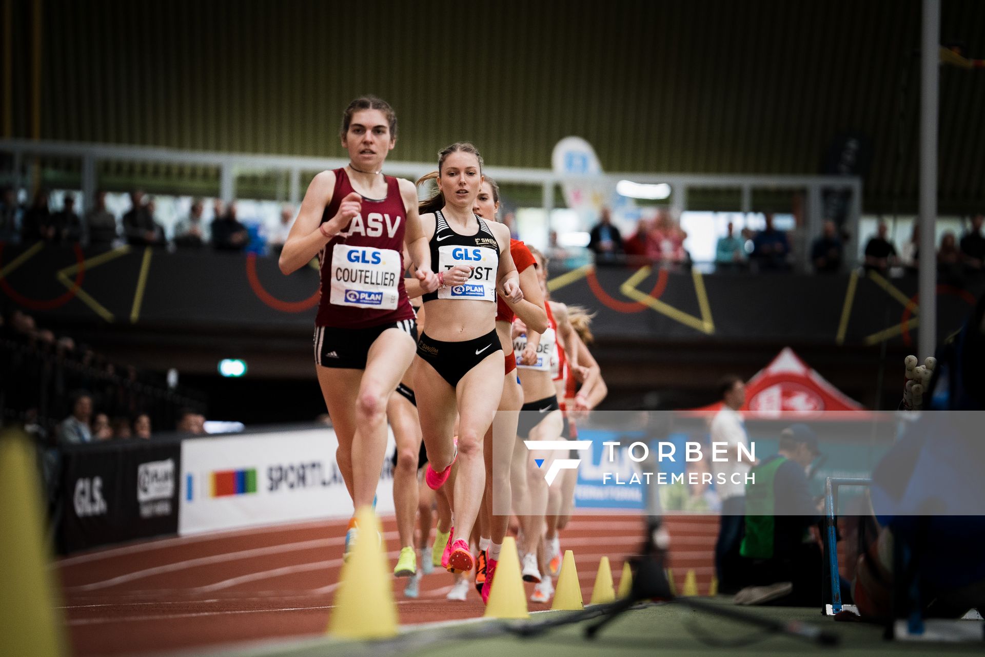 Vera Coutellier (ASV Koeln), Katharina Trost (LG Stadtwerke Muenchen) bei den Deutschen Leichtathletik-Hallenmeisterschaften am 19.02.2023 in der Helmut-Koernig-Halle in Dortmund