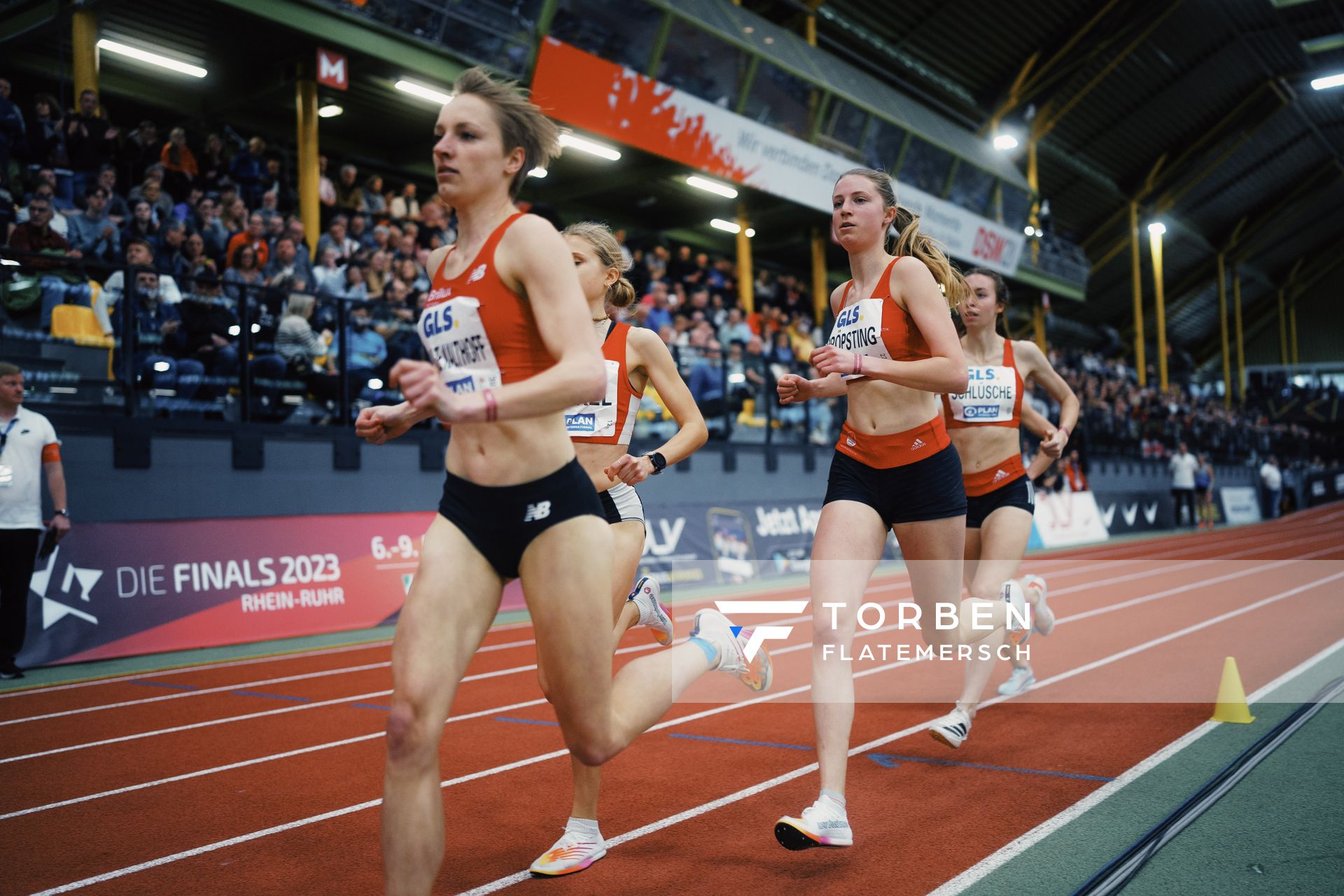 Marie Proepsting (VfL Eintracht Hannover) im 1500m Finale bei den Deutschen Leichtathletik-Hallenmeisterschaften am 18.02.2023 in der Helmut-Koernig-Halle in Dortmund