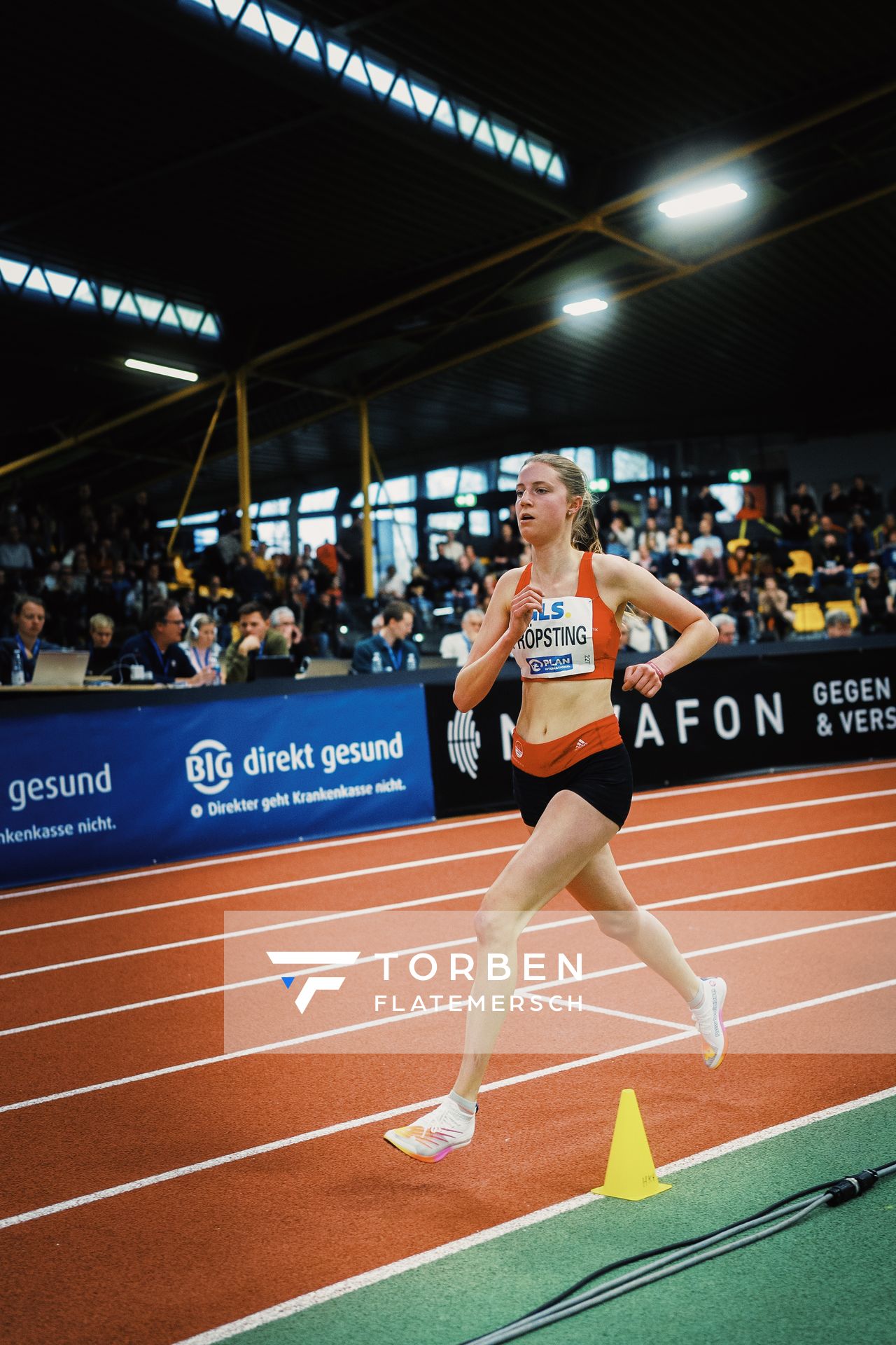 Marie Proepsting (VfL Eintracht Hannover) im 1500m Finale bei den Deutschen Leichtathletik-Hallenmeisterschaften am 18.02.2023 in der Helmut-Koernig-Halle in Dortmund