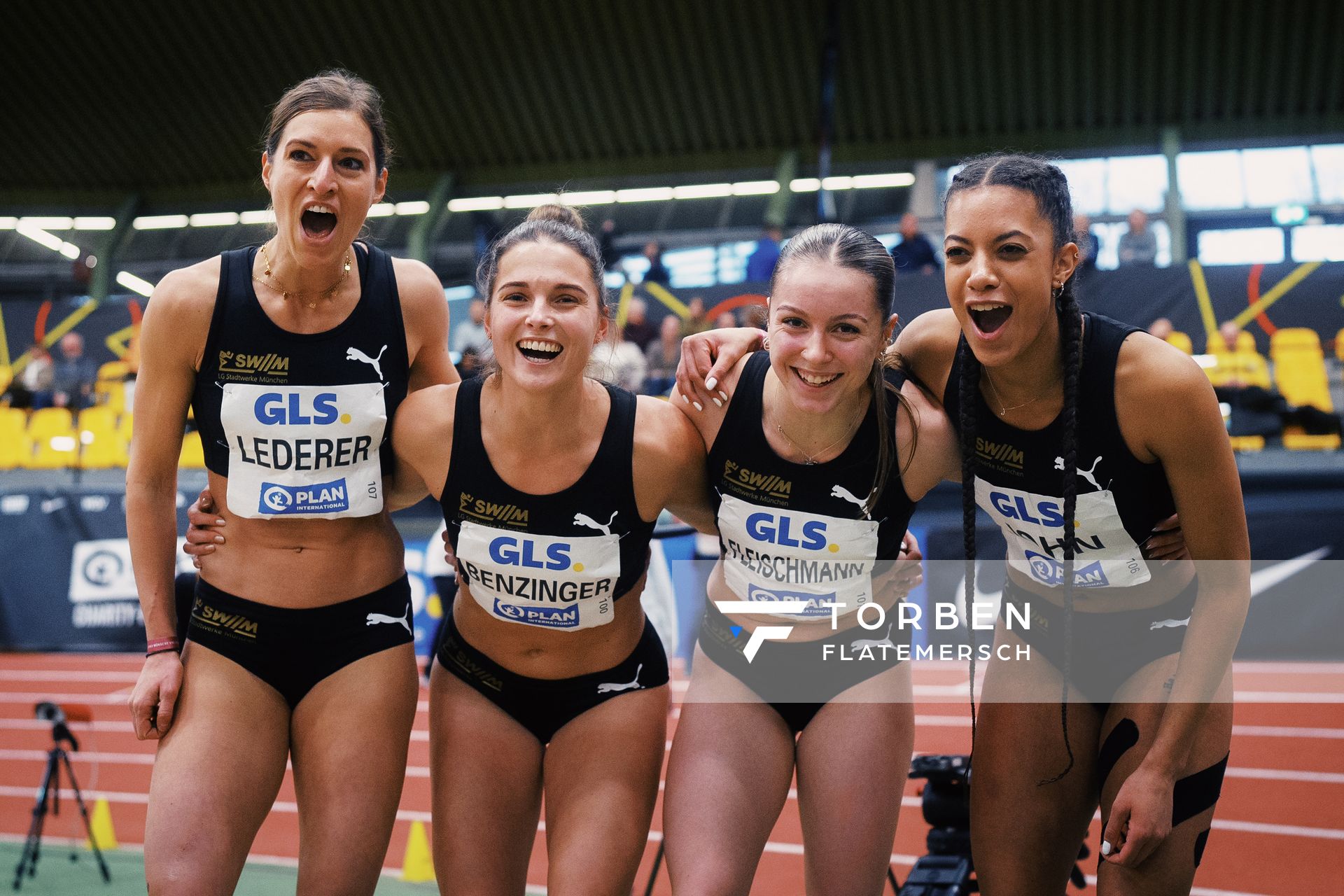 Sophie Amelie Lederer (LG Stadtwerke Muenchen), Tina Benzinger (LG Stadtwerke Muenchen), Hannah Fleischmann (LG Stadtwerke Muenchen), Viola John (LG Stadtwerke Muenchen) bei den Deutschen Leichtathletik-Hallenmeisterschaften am 19.02.2023 in der Helmut-Koernig-Halle in Dortmund