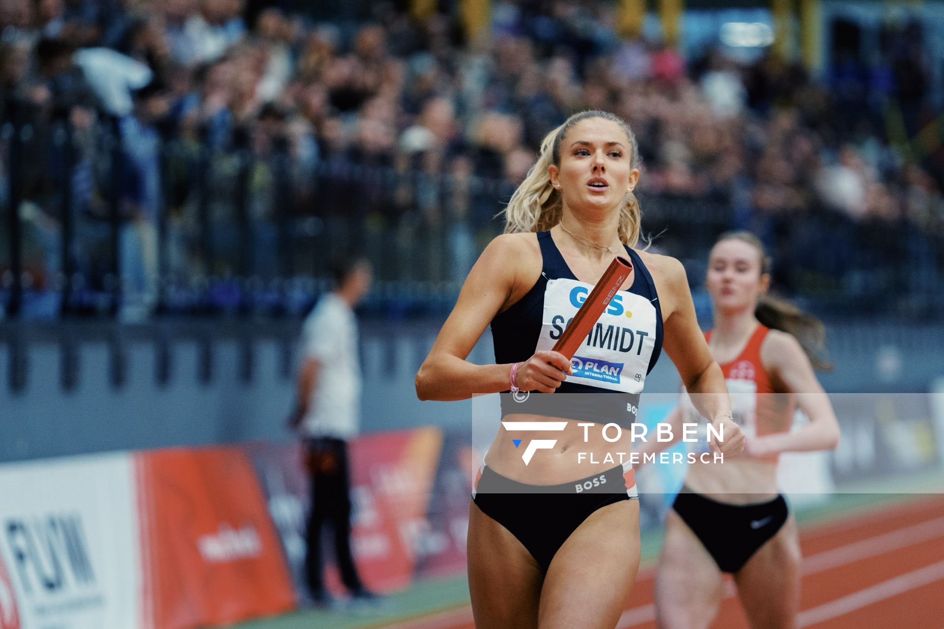 Alica Schmidt (SCC Berlin) als Schlussläuferin in der 4x200 m Staffel des SCC Berlins bei den Deutschen Leichtathletik-Hallenmeisterschaften am 19.02.2023 in der Helmut-Koernig-Halle in Dortmund
