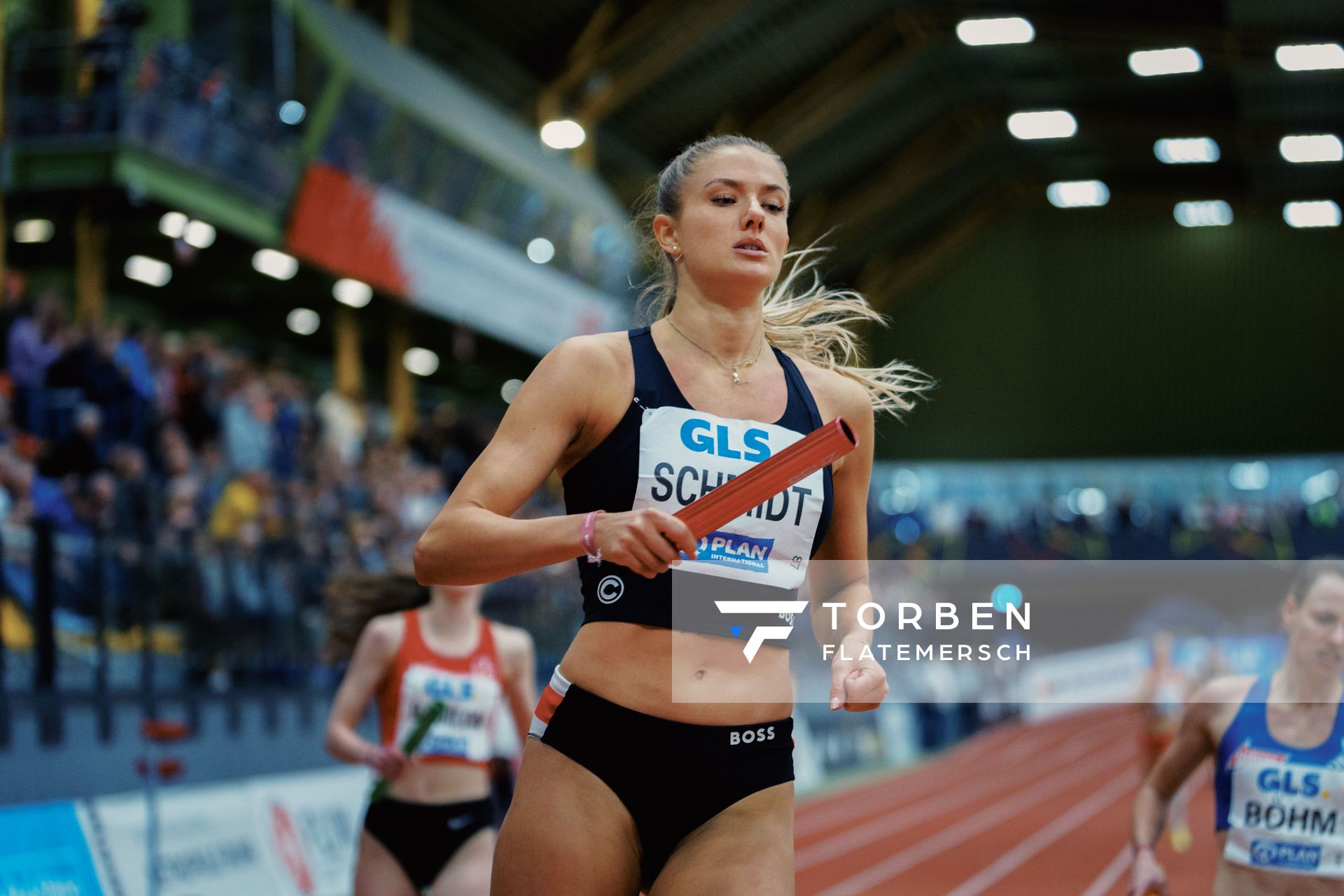 Alica Schmidt (SCC Berlin) als Schlussläuferin in der 4x200 m Staffel des SCC Berlins bei den Deutschen Leichtathletik-Hallenmeisterschaften am 19.02.2023 in der Helmut-Koernig-Halle in Dortmund