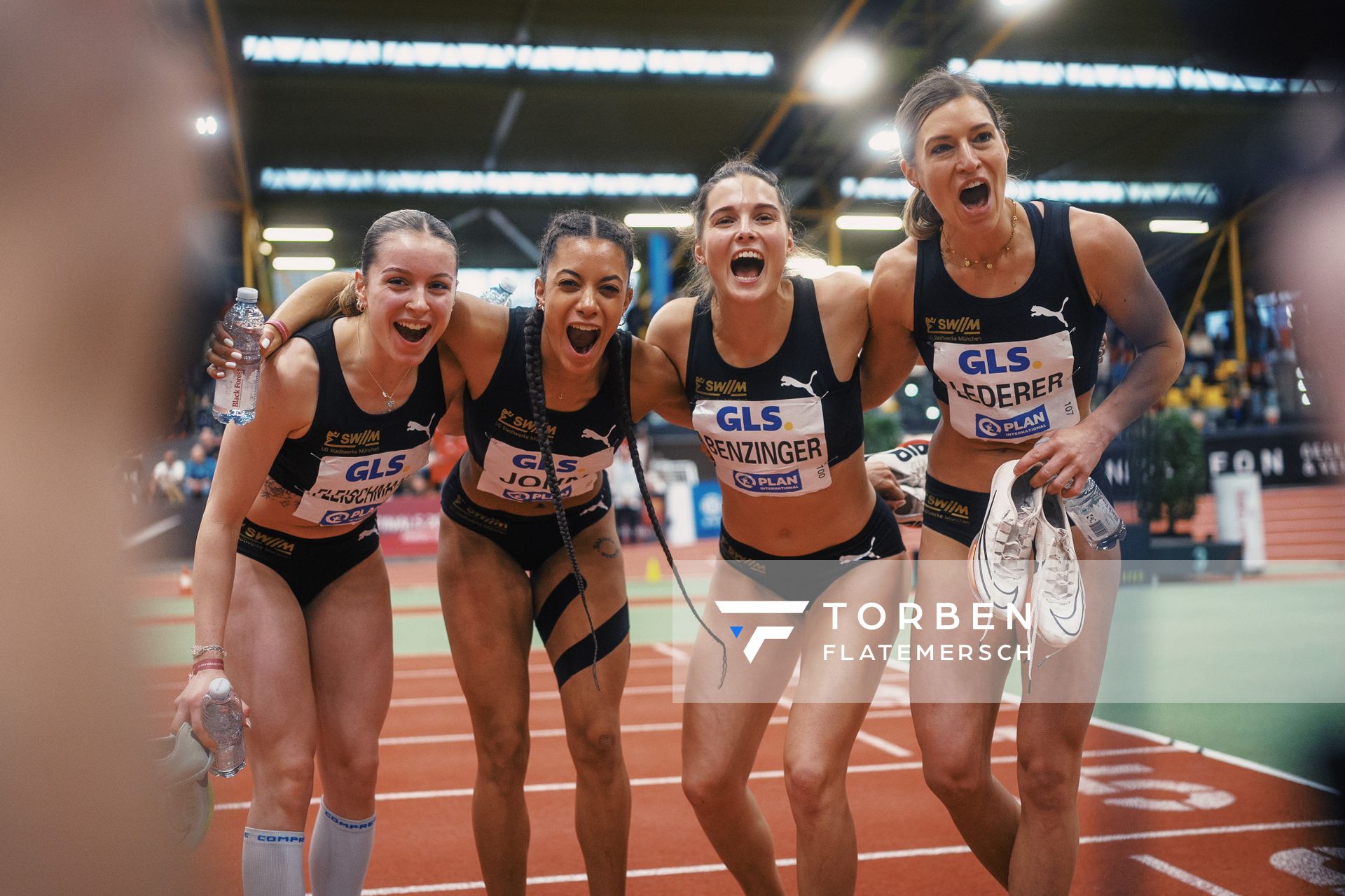 Sophie Amelie Lederer (LG Stadtwerke Muenchen), Tina Benzinger (LG Stadtwerke Muenchen), Hannah Fleischmann (LG Stadtwerke Muenchen), Viola John (LG Stadtwerke Muenchen) bei den Deutschen Leichtathletik-Hallenmeisterschaften am 19.02.2023 in der Helmut-Koernig-Halle in Dortmund