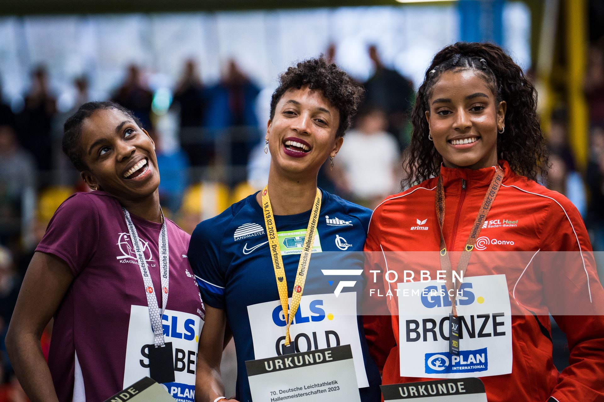 Maryse Luzolo (Koenigsteiner LV), Malaika Mihambo (LG Kurpfalz), Mikaelle Assani (LG Region Karlsruhe) bei den Deutschen Leichtathletik-Hallenmeisterschaften am 19.02.2023 in der Helmut-Koernig-Halle in Dortmund