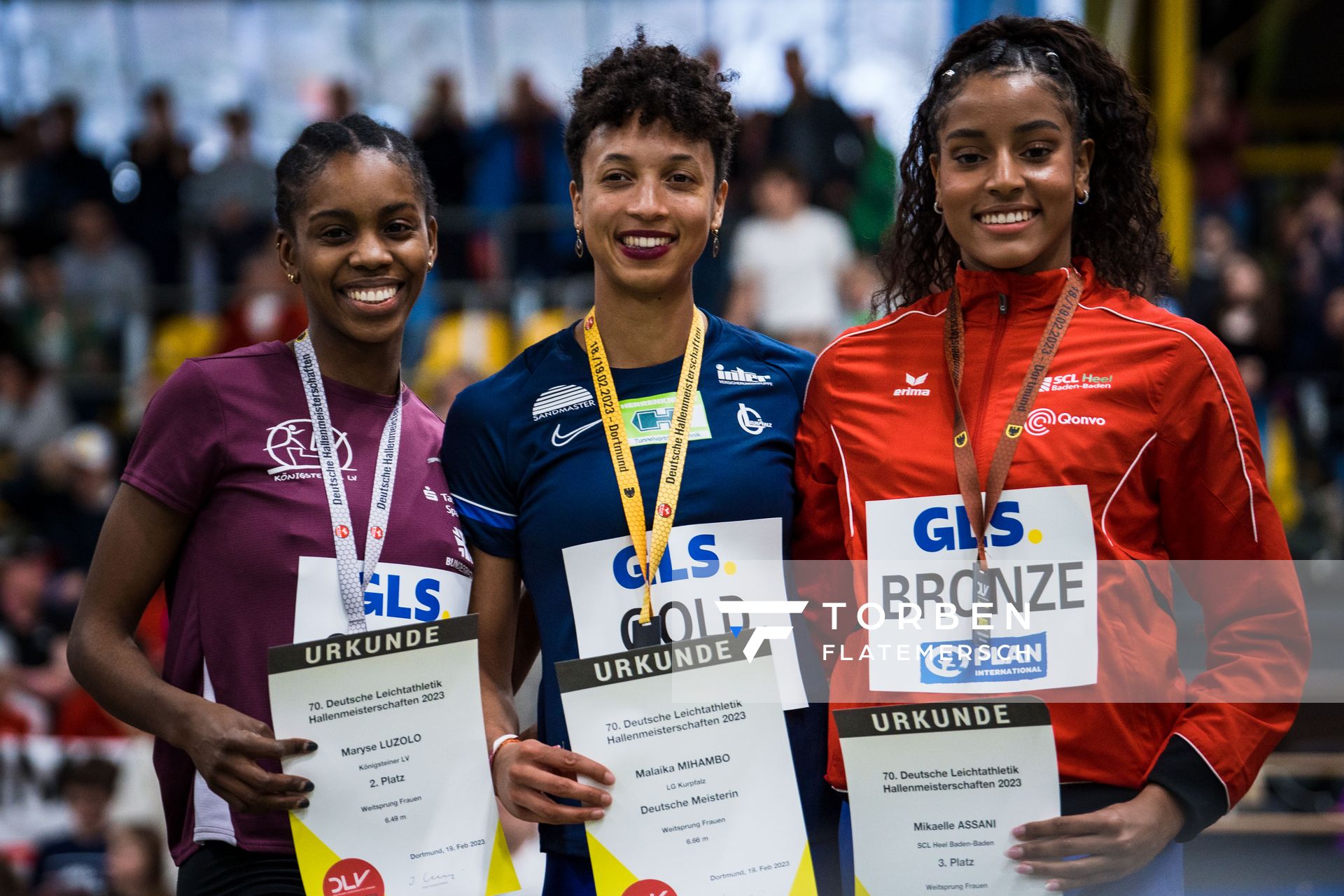 Maryse Luzolo (Koenigsteiner LV), Malaika Mihambo (LG Kurpfalz), Mikaelle Assani (LG Region Karlsruhe) bei den Deutschen Leichtathletik-Hallenmeisterschaften am 19.02.2023 in der Helmut-Koernig-Halle in Dortmund