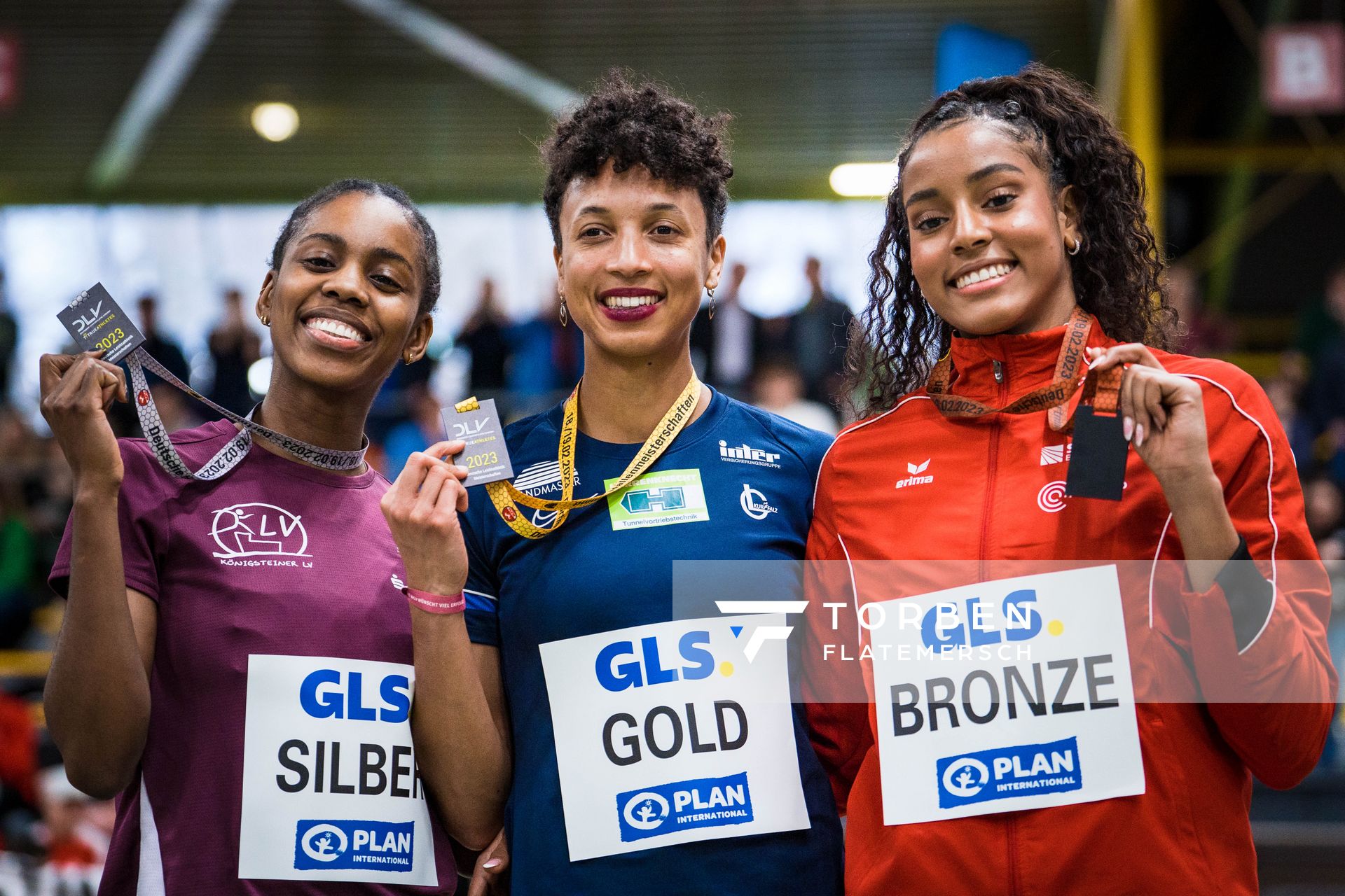 Maryse Luzolo (Koenigsteiner LV), Malaika Mihambo (LG Kurpfalz), Mikaelle Assani (LG Region Karlsruhe) bei den Deutschen Leichtathletik-Hallenmeisterschaften am 19.02.2023 in der Helmut-Koernig-Halle in Dortmund