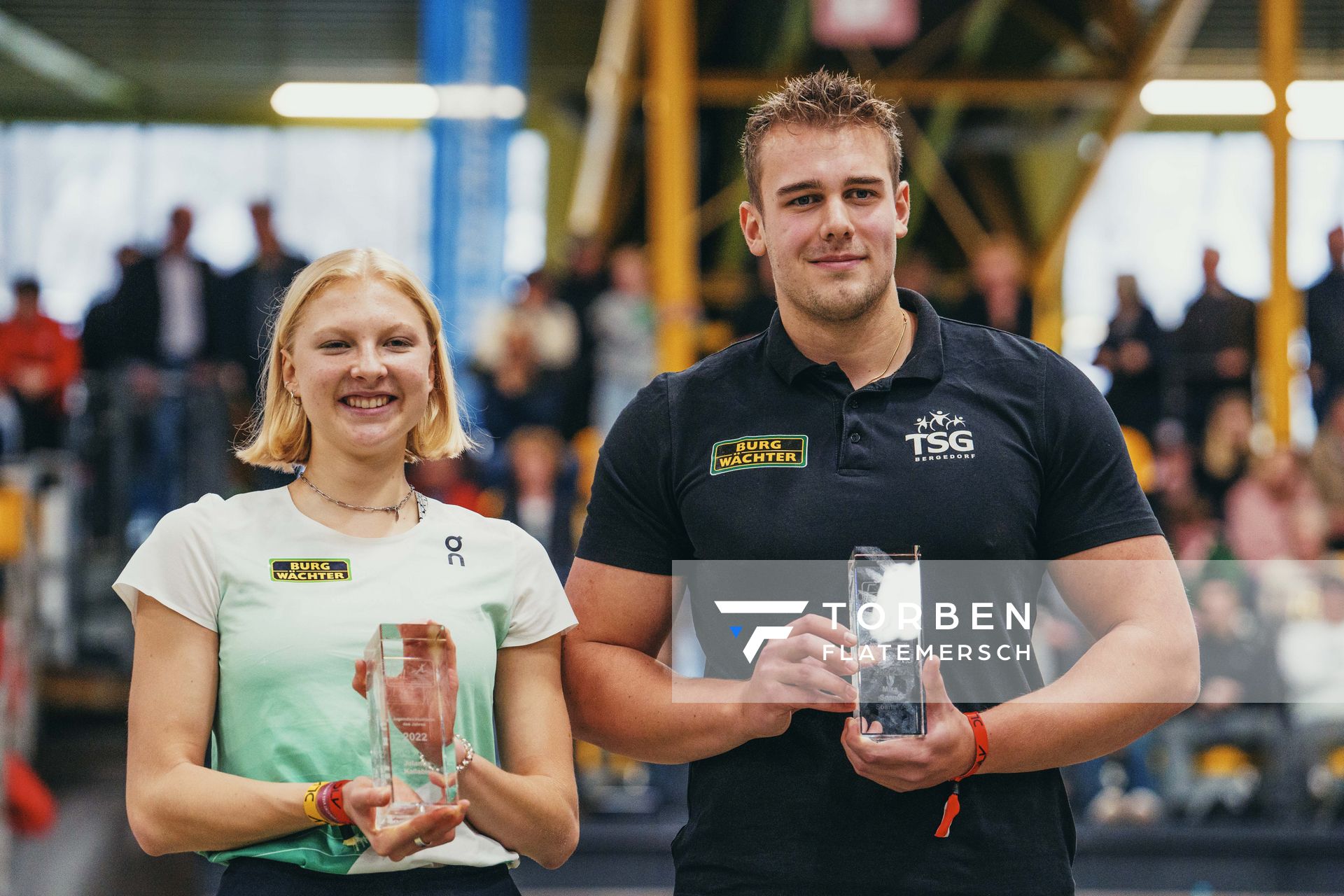 Jolanda Kallabis (FT 1844 Freiburg) und Mika Sosna (TSG Bergedorf) bei den Deutschen Leichtathletik-Hallenmeisterschaften am 19.02.2023 in der Helmut-Koernig-Halle in Dortmund