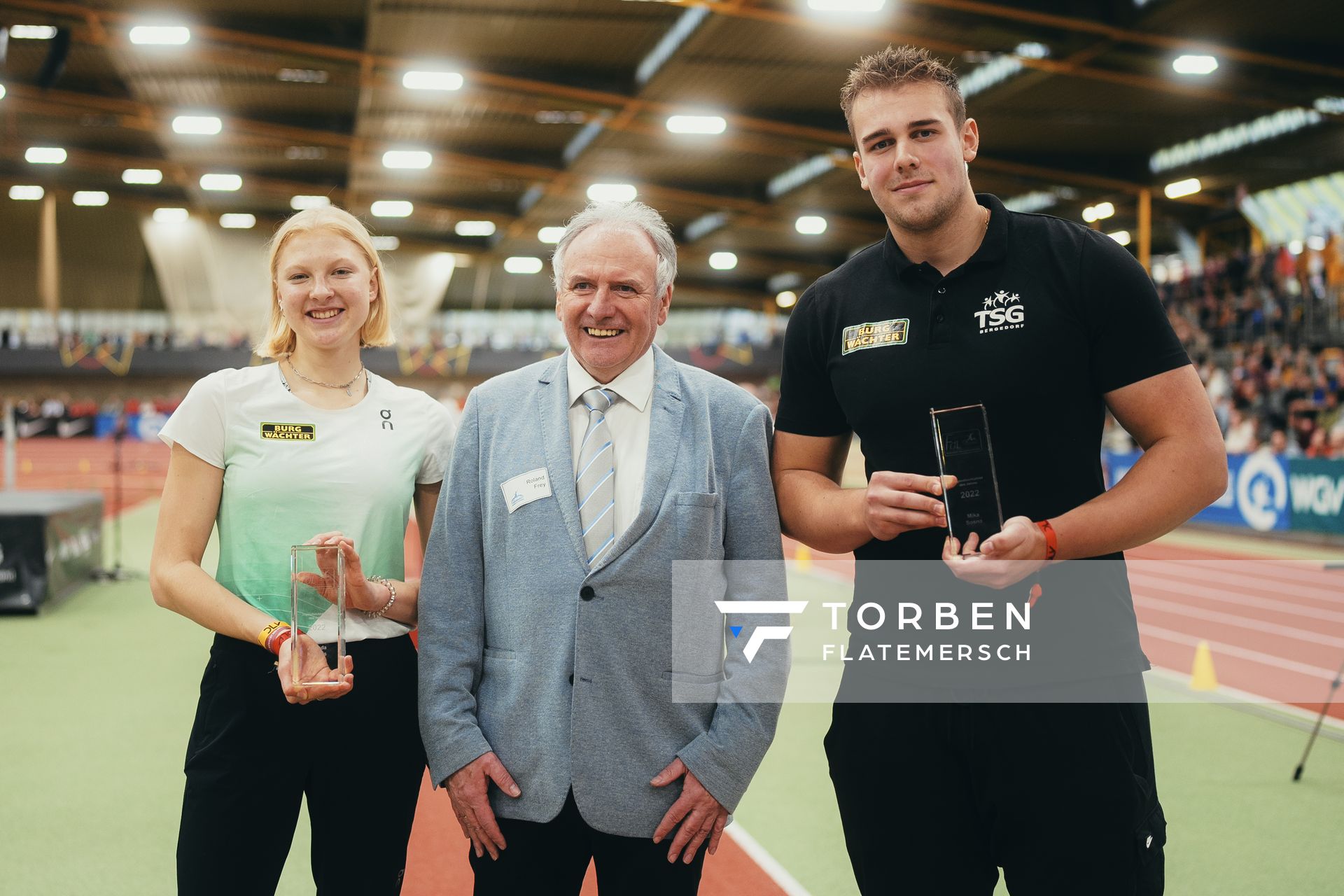 Jolanda Kallabis (FT 1844 Freiburg), Roland Frey (Freunde der Leichtathletik) und Mika Sosna (TSG Bergedorf) bei den Deutschen Leichtathletik-Hallenmeisterschaften am 19.02.2023 in der Helmut-Koernig-Halle in Dortmund