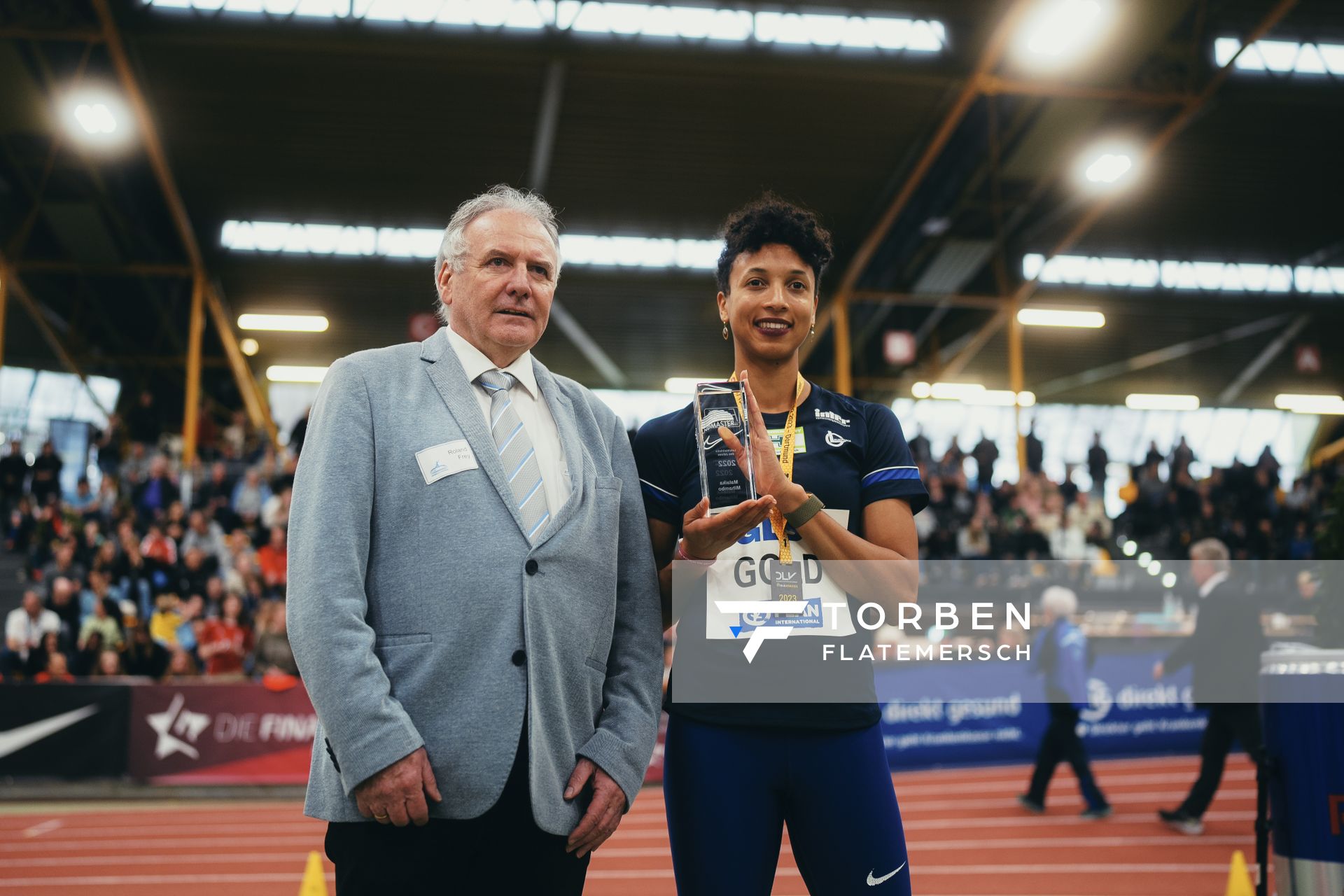  Roland Frey (Freunde der Leichtathletik) und Malaika Mihambo (LG Kurpfalz) bei den Deutschen Leichtathletik-Hallenmeisterschaften am 19.02.2023 in der Helmut-Koernig-Halle in Dortmund