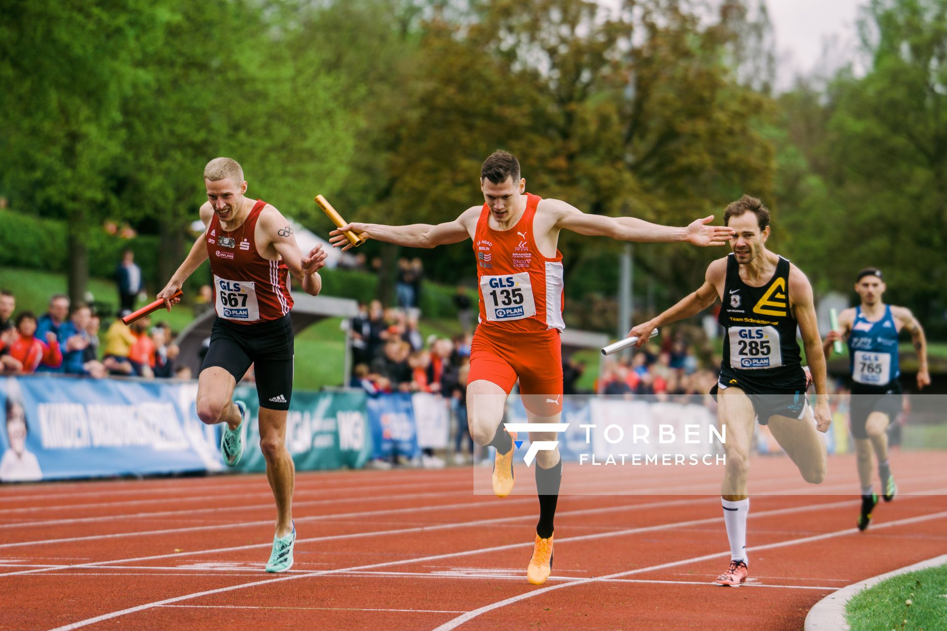 Manuel Sanders (LG Olympia Dortmund), Marc Koch (LG Nord Berlin), Arne Leppelsack (TSV Graefelfing) am 29.04.2023 bei den deutschen Meisterschaften Langstaffel in Bietigheim-Bissingen
