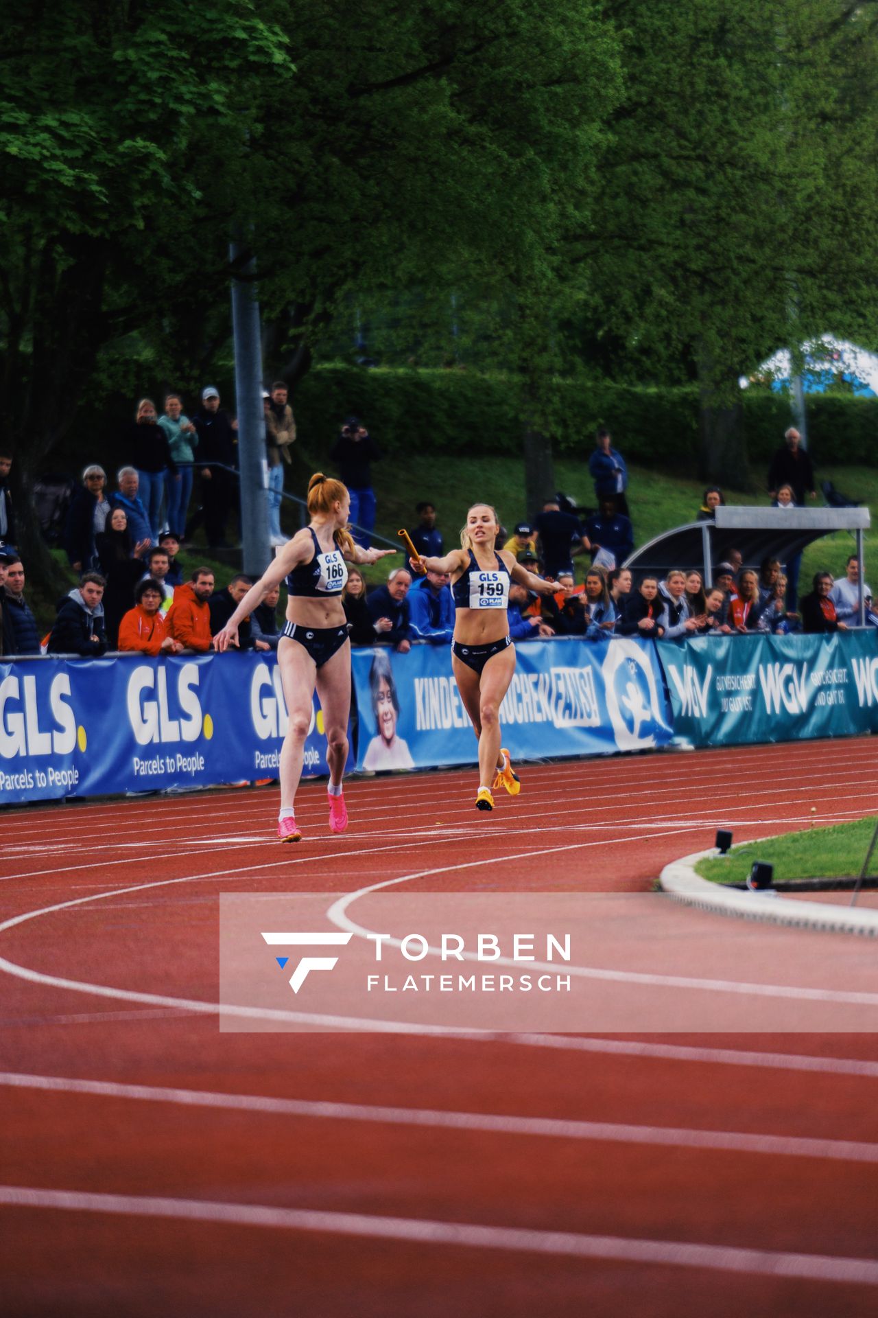 Michelle Janiak (SCC Berlin) wechselt auf Skadi Schier (SCC Berlin) am 29.04.2023 bei den deutschen Meisterschaften Langstaffel in Bietigheim-Bissingen