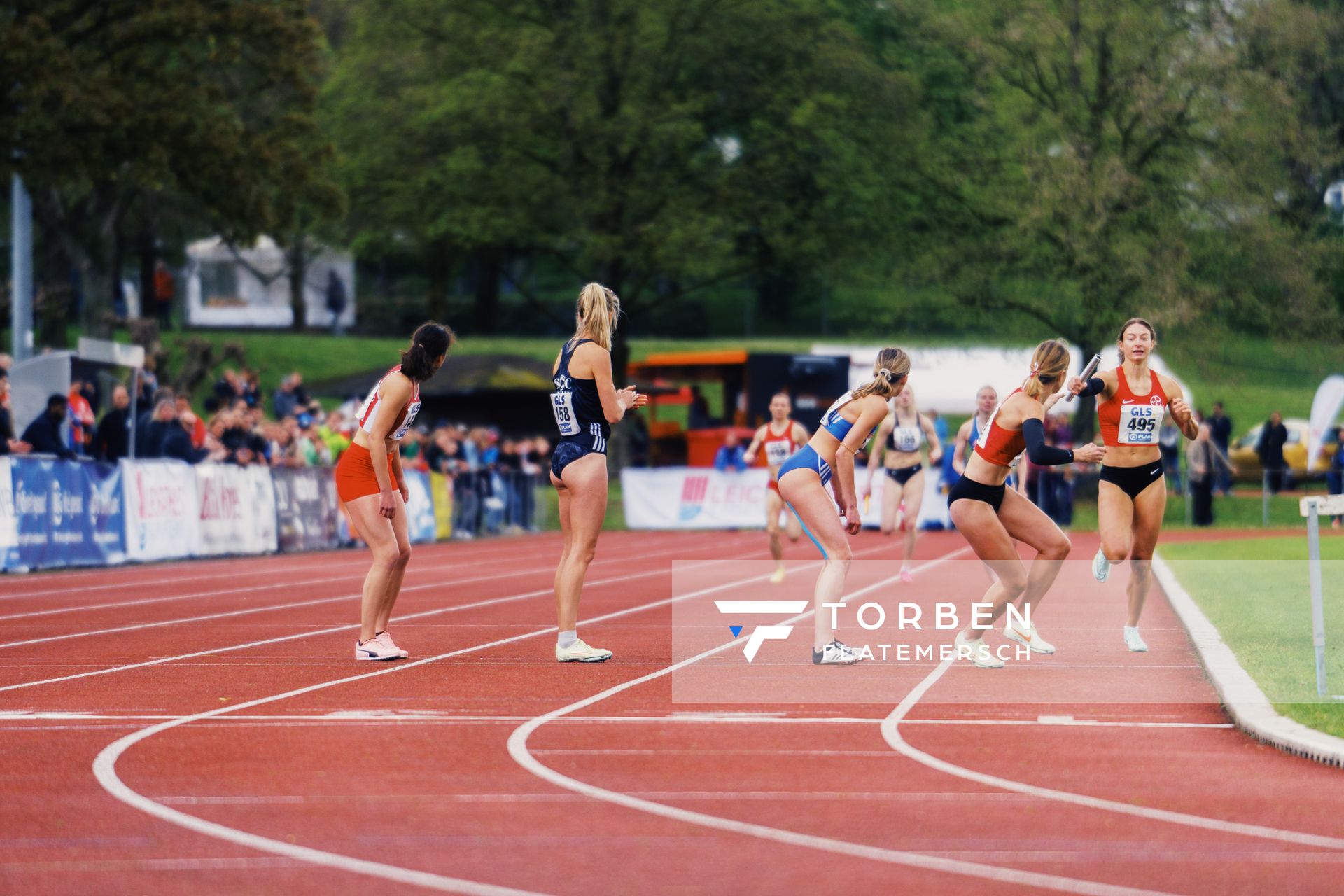 Annkathrin Hoven (TSV Bayer 04 Leverkusen) wechselt auf ihre Teamkollegin am 29.04.2023 bei den deutschen Meisterschaften Langstaffel in Bietigheim-Bissingen