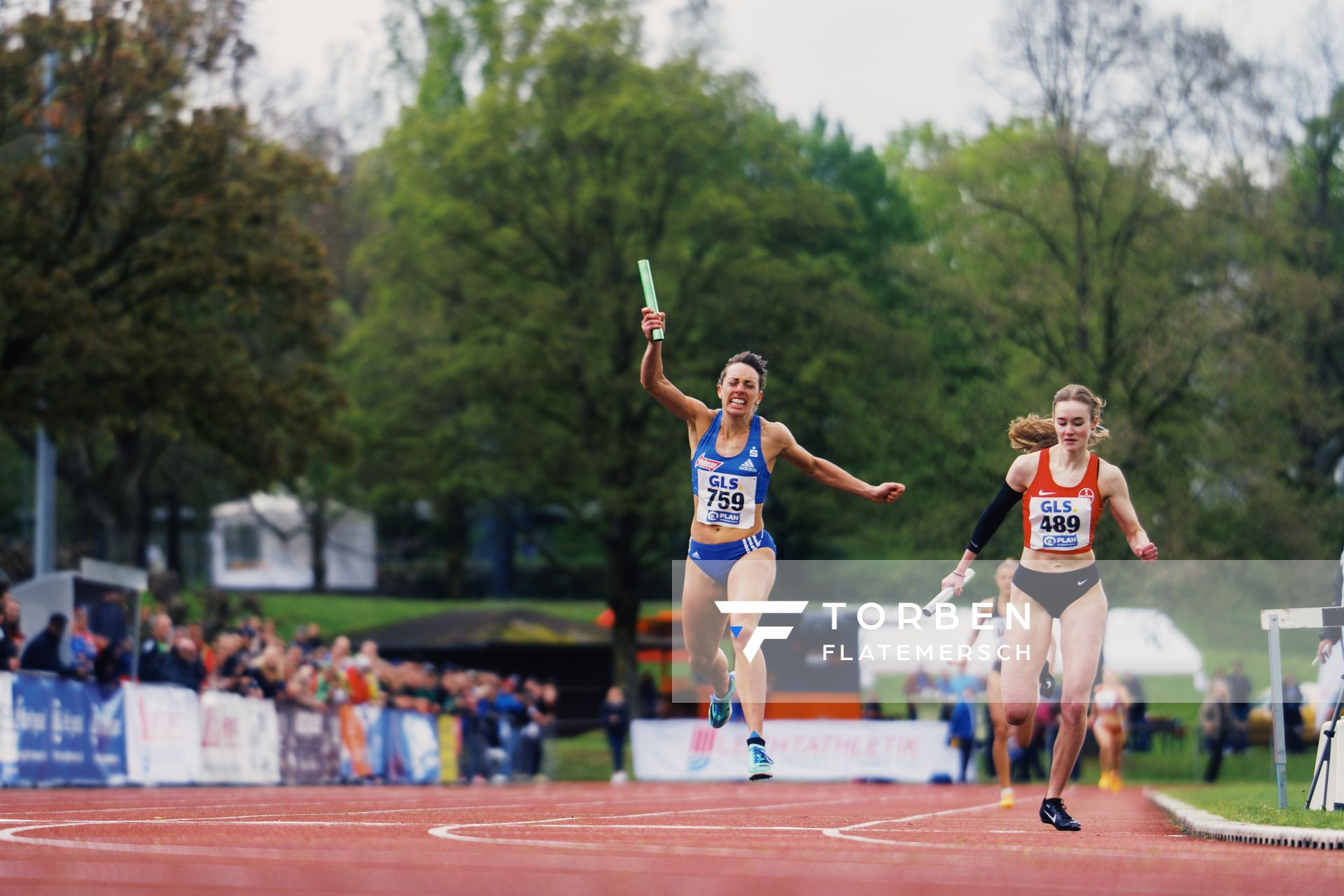 Carolina Krafzik (VfL Sindelfingen), Rebekka Babilon (TSV Bayer 04 Leverkusen)am 29.04.2023 bei den deutschen Meisterschaften Langstaffel in Bietigheim-Bissingen