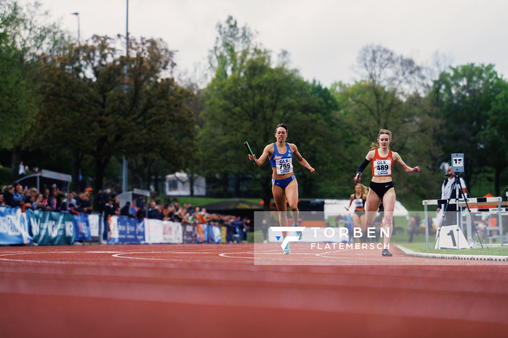 Carolina Krafzik (VfL Sindelfingen), Rebekka Babilon (TSV Bayer 04 Leverkusen)am 29.04.2023 bei den deutschen Meisterschaften Langstaffel in Bietigheim-Bissingen
