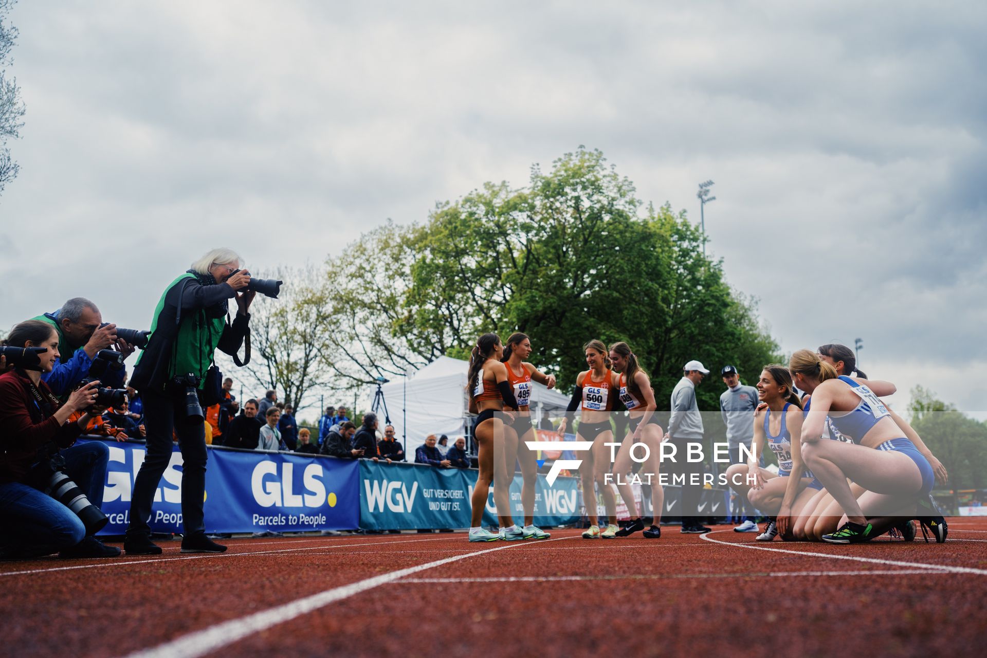 Lisa Hartmann (VfL Sindelfingen), Melanie Boehm (VfL Sindelfingen), Carolina Krafzik (VfL Sindelfingen), Jessica-Bianca Wessolly (VfL Sindelfingen) werden von Iris Hensel fotografiert am 29.04.2023 bei den deutschen Meisterschaften Langstaffel in Bietigheim-Bissingen