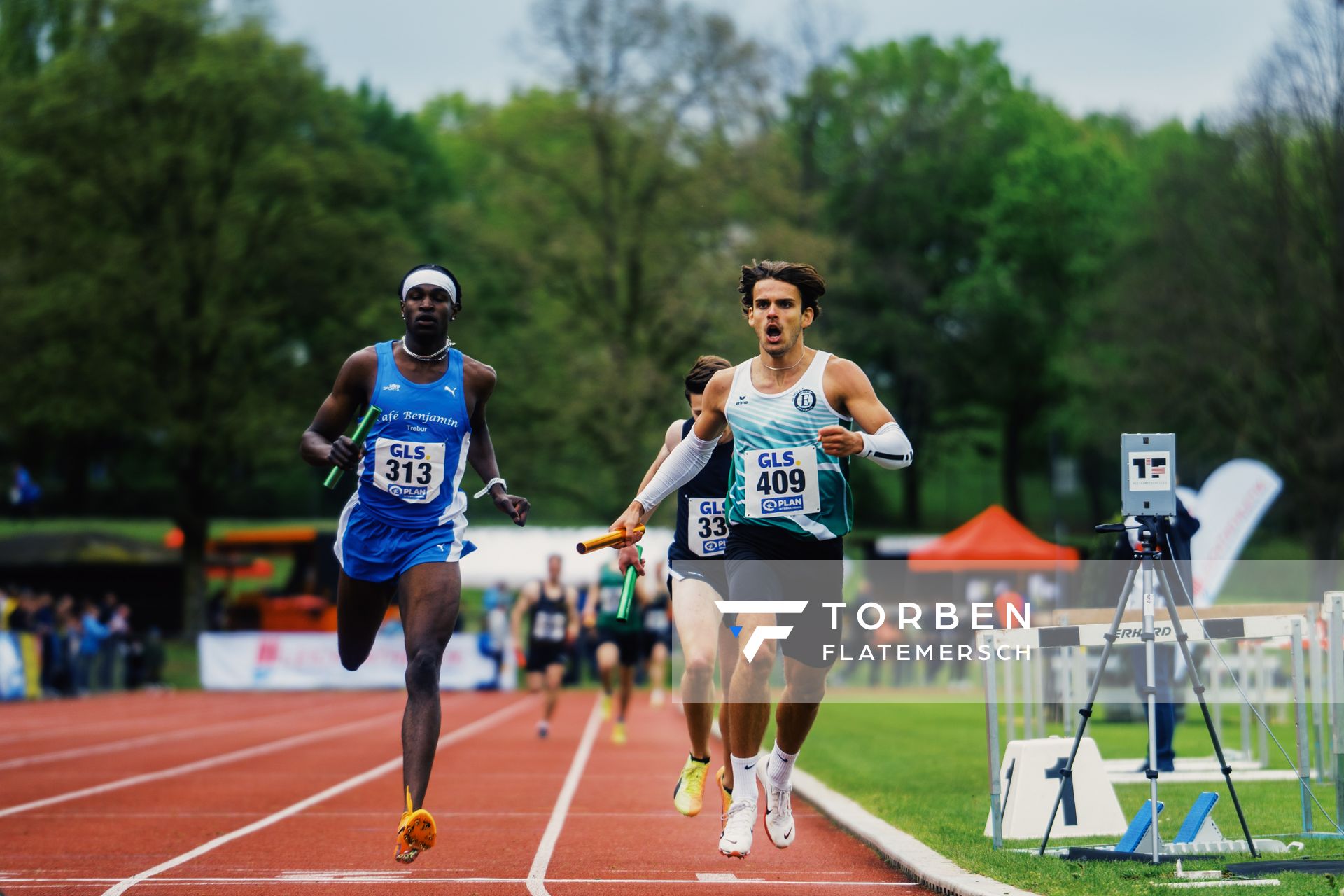 Okai Charles (StG Koenigstein-Gross-Gerau), Niclas Jan Kaluza (Eintracht Hildesheim) am 29.04.2023 bei den deutschen Meisterschaften Langstaffel in Bietigheim-Bissingen