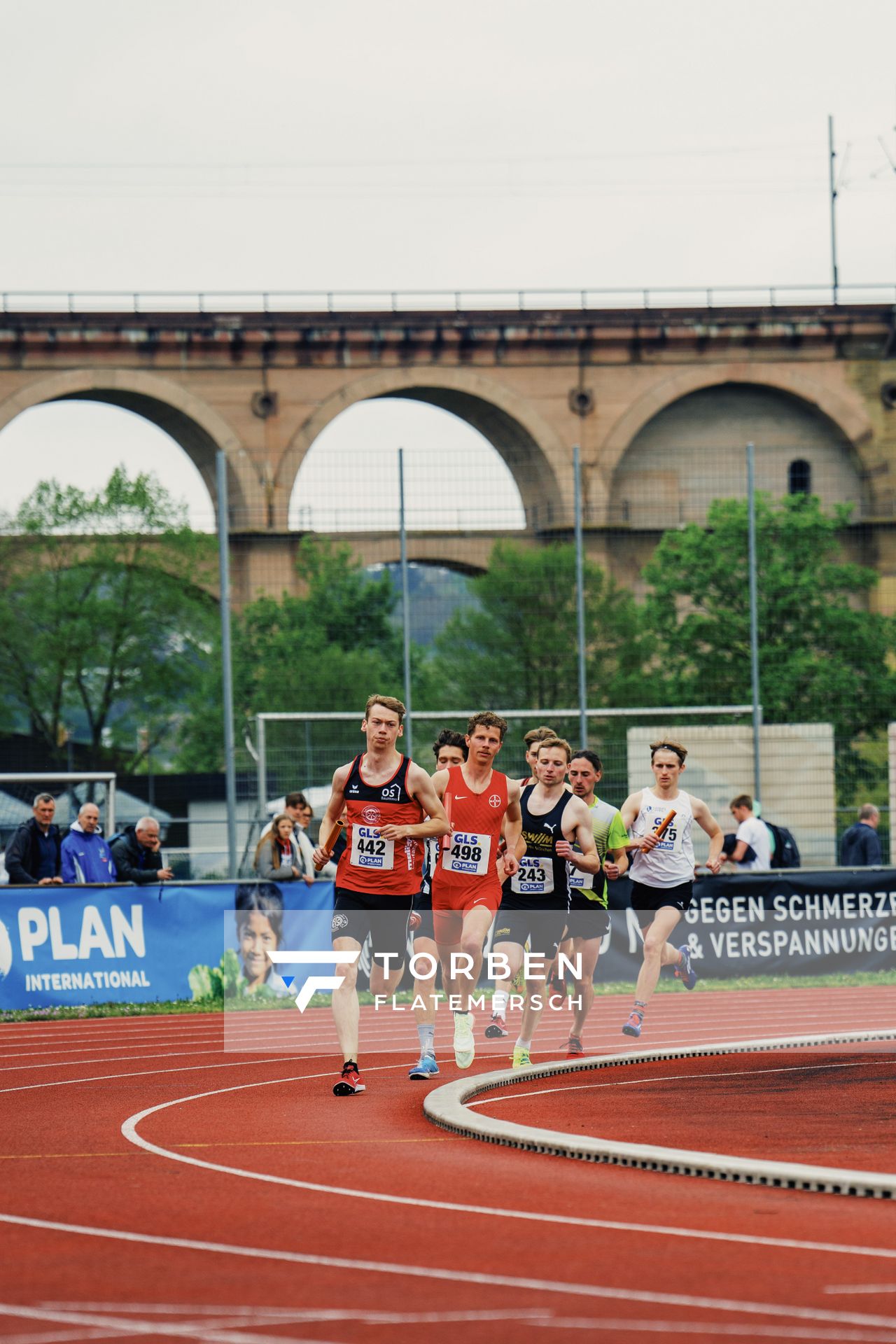 Erik Siemer (LG Osnabrueck), Steffen Riestenpatt (TSV Bayer 04 Leverkusen), Vincent Schwenk (LG Stadtwerke Muenchen) am 29.04.2023 bei den deutschen Meisterschaften Langstaffel in Bietigheim-Bissingen