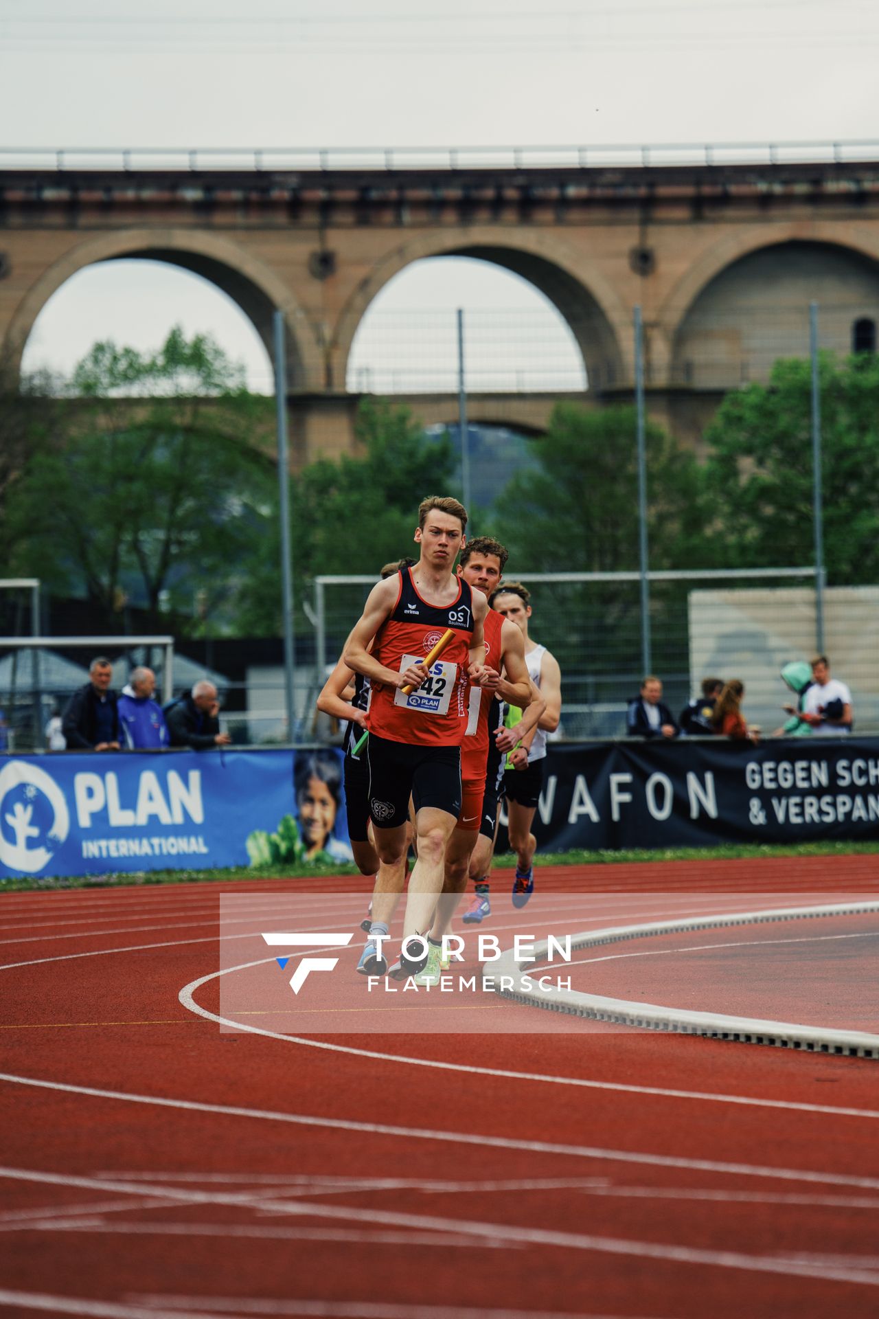 Erik Siemer (LG Osnabrueck), Steffen Riestenpatt (TSV Bayer 04 Leverkusen), Vincent Schwenk (LG Stadtwerke Muenchen) am 29.04.2023 bei den deutschen Meisterschaften Langstaffel in Bietigheim-Bissingen